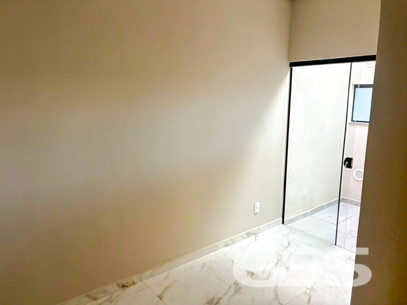 Descubra o seu novo lar em Joinville - Bairro Aventureiro

Apresentamos a você a sua próxima residência, um imóvel incrível. Situada no charmoso bairro Aventureiro, esta residência geminada combina conforto, praticidade e uma localização estratégica. Com área de 53,14 m², esta casa é o refúgio ideal para quem busca qualidade de vida em um dos mais promissores bairros de Joinville, Santa Catarina.

Ao adentrar esta residência térrea, você será recebido por uma sala de estar acolhedora, que se integra harmoniosamente à sala de jantar, criando um ambiente perfeito para receber amigos e familiares. A planta bem planejada também abriga dois confortáveis dormitórios, um banheiro principal e um lavabo que facilitam o dia a dia da família. Evite preocupações com segurança e praticidade com um portão eletrônico, quintal murado e estacionamento coberto para dois veículos.

A localização estratégica desta moradia proporciona fácil acesso a vias principais, oferecendo mobilidade rápida a diversos pontos da cidade. Este imóvel está posicionado na face norte, garantindo boa iluminação natural ao longo do dia. Para quem valoriza conveniência, a proximidade de shopping centers, escolas, hospitais e serviços públicos essenciais é um grande diferencial.

A topografia plana e a geometria regular do terreno com área total de 114,00 m² oferecem múltiplas possibilidades de uso, enquanto a área de serviço e o espaço de fundos oferecem o auxílio necessário para a rotina doméstica. Configurada para permitir animais, esta residência geminada é o cenário perfeito para construir memórias inesquecíveis com sua família e amigos.

Esta é mais do que uma oportunidade - é a chance de transformar uma casa em um lar repleto de conforto e alegria. E para tornar isso realidade, conte com a experiência de 30 anos da 636 Negócios Imobiliários, sua parceira ideal na busca pelo imóvel perfeito. Estamos comprometidos em ajudar você a realizar este sonho!

Entre em contato agora mesmo para saber mais e agende uma visita! Não perca esta oportunidade única de viver bem! 

636 NEGÓCIOS IMOBILIÁRIOS: A SUA MELHOR ESCOLHA
Com mais de 30 anos de experiência, a 636 Negócios Imobiliários é sua parceira ideal para encontrar o imóvel perfeito. Estamos prontos para ajudá-lo a fazer deste imóvel o seu novo lar.
 
Telefone: (47) 3451-0636
WhatsApp: (47) 99190-0636
 
Não perca esta oportunidade única. Visite nosso site para mais informações: i636.com.br