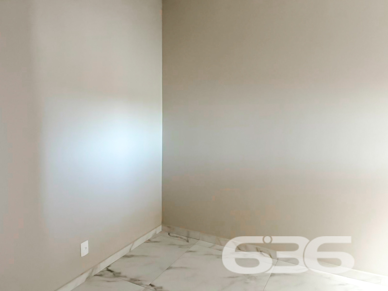 Descubra o seu novo lar em Joinville - Bairro Aventureiro

Apresentamos a você a sua próxima residência, um imóvel incrível. Situada no charmoso bairro Aventureiro, esta residência geminada combina conforto, praticidade e uma localização estratégica. Com área de 53,14 m², esta casa é o refúgio ideal para quem busca qualidade de vida em um dos mais promissores bairros de Joinville, Santa Catarina.

Ao adentrar esta residência térrea, você será recebido por uma sala de estar acolhedora, que se integra harmoniosamente à sala de jantar, criando um ambiente perfeito para receber amigos e familiares. A planta bem planejada também abriga dois confortáveis dormitórios, um banheiro principal e um lavabo que facilitam o dia a dia da família. Evite preocupações com segurança e praticidade com um portão eletrônico, quintal murado e estacionamento coberto para dois veículos.

A localização estratégica desta moradia proporciona fácil acesso a vias principais, oferecendo mobilidade rápida a diversos pontos da cidade. Este imóvel está posicionado na face norte, garantindo boa iluminação natural ao longo do dia. Para quem valoriza conveniência, a proximidade de shopping centers, escolas, hospitais e serviços públicos essenciais é um grande diferencial.

A topografia plana e a geometria regular do terreno com área total de 114,00 m² oferecem múltiplas possibilidades de uso, enquanto a área de serviço e o espaço de fundos oferecem o auxílio necessário para a rotina doméstica. Configurada para permitir animais, esta residência geminada é o cenário perfeito para construir memórias inesquecíveis com sua família e amigos.

Esta é mais do que uma oportunidade - é a chance de transformar uma casa em um lar repleto de conforto e alegria. E para tornar isso realidade, conte com a experiência de 30 anos da 636 Negócios Imobiliários, sua parceira ideal na busca pelo imóvel perfeito. Estamos comprometidos em ajudar você a realizar este sonho!

Entre em contato agora mesmo para saber mais e agende uma visita! Não perca esta oportunidade única de viver bem! 

636 NEGÓCIOS IMOBILIÁRIOS: A SUA MELHOR ESCOLHA
Com mais de 30 anos de experiência, a 636 Negócios Imobiliários é sua parceira ideal para encontrar o imóvel perfeito. Estamos prontos para ajudá-lo a fazer deste imóvel o seu novo lar.
 
Telefone: (47) 3451-0636
WhatsApp: (47) 99190-0636
 
Não perca esta oportunidade única. Visite nosso site para mais informações: i636.com.br