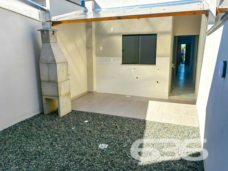 Descubra o seu novo lar em Joinville - Bairro Aventureiro

Apresentamos a você a sua próxima residência, um imóvel incrível. Situada no charmoso bairro Aventureiro, esta residência geminada combina conforto, praticidade e uma localização estratégica. Com área de 53,14 m², esta casa é o refúgio ideal para quem busca qualidade de vida em um dos mais promissores bairros de Joinville, Santa Catarina.

Ao adentrar esta residência térrea, você será recebido por uma sala de estar acolhedora, que se integra harmoniosamente à sala de jantar, criando um ambiente perfeito para receber amigos e familiares. A planta bem planejada também abriga dois confortáveis dormitórios, um banheiro principal e um lavabo que facilitam o dia a dia da família. Evite preocupações com segurança e praticidade com um portão eletrônico, quintal murado e estacionamento coberto para dois veículos.

A localização estratégica desta moradia proporciona fácil acesso a vias principais, oferecendo mobilidade rápida a diversos pontos da cidade. Este imóvel está posicionado na face norte, garantindo boa iluminação natural ao longo do dia. Para quem valoriza conveniência, a proximidade de shopping centers, escolas, hospitais e serviços públicos essenciais é um grande diferencial.

A topografia plana e a geometria regular do terreno com área total de 114,00 m² oferecem múltiplas possibilidades de uso, enquanto a área de serviço e o espaço de fundos oferecem o auxílio necessário para a rotina doméstica. Configurada para permitir animais, esta residência geminada é o cenário perfeito para construir memórias inesquecíveis com sua família e amigos.

Esta é mais do que uma oportunidade - é a chance de transformar uma casa em um lar repleto de conforto e alegria. E para tornar isso realidade, conte com a experiência de 30 anos da 636 Negócios Imobiliários, sua parceira ideal na busca pelo imóvel perfeito. Estamos comprometidos em ajudar você a realizar este sonho!

Entre em contato agora mesmo para saber mais e agende uma visita! Não perca esta oportunidade única de viver bem! 

636 NEGÓCIOS IMOBILIÁRIOS: A SUA MELHOR ESCOLHA
Com mais de 30 anos de experiência, a 636 Negócios Imobiliários é sua parceira ideal para encontrar o imóvel perfeito. Estamos prontos para ajudá-lo a fazer deste imóvel o seu novo lar.
 
Telefone: (47) 3451-0636
WhatsApp: (47) 99190-0636
 
Não perca esta oportunidade única. Visite nosso site para mais informações: i636.com.br
