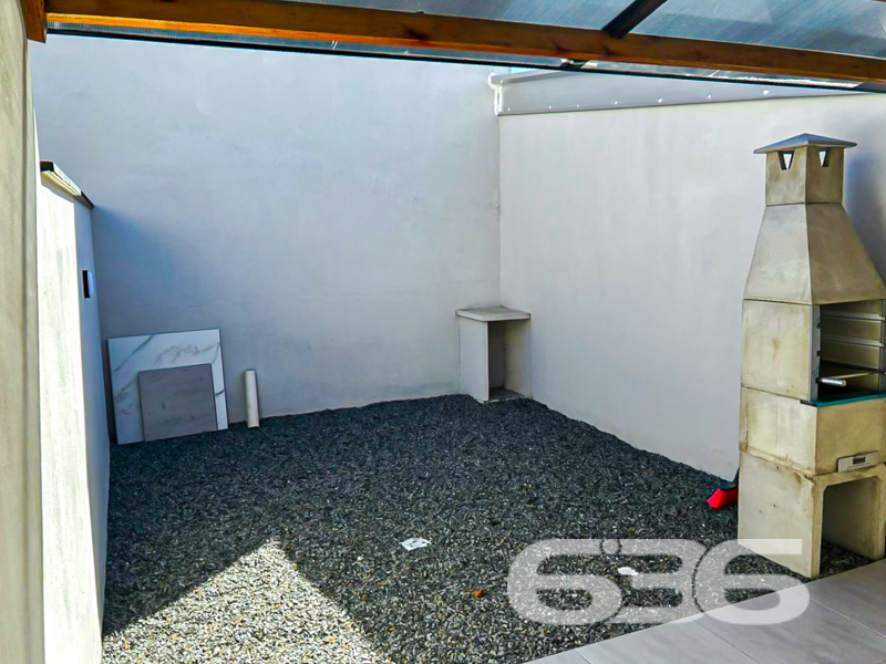 Descubra o seu novo lar em Joinville - Bairro Aventureiro

Apresentamos a você a sua próxima residência, um imóvel incrível. Situada no charmoso bairro Aventureiro, esta residência geminada combina conforto, praticidade e uma localização estratégica. Com área de 53,14 m², esta casa é o refúgio ideal para quem busca qualidade de vida em um dos mais promissores bairros de Joinville, Santa Catarina.

Ao adentrar esta residência térrea, você será recebido por uma sala de estar acolhedora, que se integra harmoniosamente à sala de jantar, criando um ambiente perfeito para receber amigos e familiares. A planta bem planejada também abriga dois confortáveis dormitórios, um banheiro principal e um lavabo que facilitam o dia a dia da família. Evite preocupações com segurança e praticidade com um portão eletrônico, quintal murado e estacionamento coberto para dois veículos.

A localização estratégica desta moradia proporciona fácil acesso a vias principais, oferecendo mobilidade rápida a diversos pontos da cidade. Este imóvel está posicionado na face norte, garantindo boa iluminação natural ao longo do dia. Para quem valoriza conveniência, a proximidade de shopping centers, escolas, hospitais e serviços públicos essenciais é um grande diferencial.

A topografia plana e a geometria regular do terreno com área total de 114,00 m² oferecem múltiplas possibilidades de uso, enquanto a área de serviço e o espaço de fundos oferecem o auxílio necessário para a rotina doméstica. Configurada para permitir animais, esta residência geminada é o cenário perfeito para construir memórias inesquecíveis com sua família e amigos.

Esta é mais do que uma oportunidade - é a chance de transformar uma casa em um lar repleto de conforto e alegria. E para tornar isso realidade, conte com a experiência de 30 anos da 636 Negócios Imobiliários, sua parceira ideal na busca pelo imóvel perfeito. Estamos comprometidos em ajudar você a realizar este sonho!

Entre em contato agora mesmo para saber mais e agende uma visita! Não perca esta oportunidade única de viver bem! 

636 NEGÓCIOS IMOBILIÁRIOS: A SUA MELHOR ESCOLHA
Com mais de 30 anos de experiência, a 636 Negócios Imobiliários é sua parceira ideal para encontrar o imóvel perfeito. Estamos prontos para ajudá-lo a fazer deste imóvel o seu novo lar.
 
Telefone: (47) 3451-0636
WhatsApp: (47) 99190-0636
 
Não perca esta oportunidade única. Visite nosso site para mais informações: i636.com.br