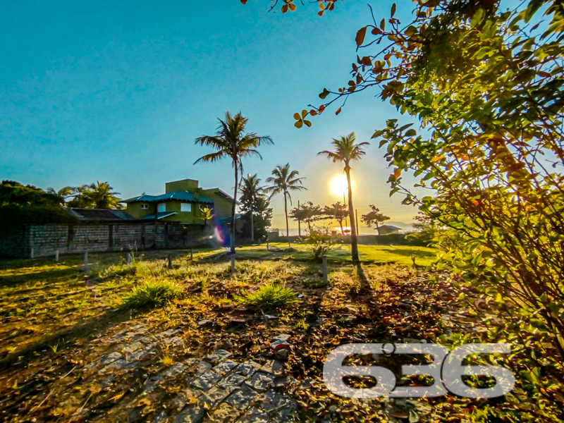 Oportunidade Exclusiva à Beira-Mar em São Francisco do Sul/SC!
Imagine acordar todos os dias com o som das ondas, o cheiro da maresia e uma vista deslumbrante para o nascer do sol sobre o mar. Essa é a realidade que este terreno proporciona!
Localizado na encantadora praia de Ubatuba, em São Francisco do Sul/SC, este terreno de esquina, com 628,93m² de área total, é o espaço ideal para construir o seu refúgio de veraneio, moradia definitiva ou até mesmo investir em um projeto de alto padrão em frente à praia.
Rodeado por residências de alto padrão e vegetação nativa cuidadosamente preservada, o terreno oferece visual livre para o mar, paisagismo natural com coqueiros e uma atmosfera de tranquilidade e exclusividade.
As imagens falam por si: nascer do sol cinematográfico, rua calma, acesso asfaltado e paisagens de tirar o fôlego. É o tipo de imóvel que valoriza com o tempo e que proporciona momentos inesquecíveis com a família e amigos.
Este é mais do que um terreno. É um convite para viver o que há de melhor no litoral catarinense, com a solidez de quem entende de imóveis: 636 Negócios Imobiliários, há mais de 30 anos realizando sonhos com segurança, conhecimento técnico e excelência em cada negociação.
Não perca essa chance única. Agende sua visita e venha sentir pessoalmente o potencial desse imóvel.
636 NEGÓCIOS IMOBILIÁRIOS: A SUA MELHOR ESCOLHA
Com mais de 30 anos de experiência, a 636 Negócios Imobiliários é sua parceira ideal para encontrar o imóvel perfeito. Estamos prontos para ajudá-lo a fazer deste imóvel o seu novo lar.
Telefone: (47) 3451-0636
WhatsApp: (47) 99190-0636
Não perca esta oportunidade única. Visite nosso site para mais informações: i636.com.br