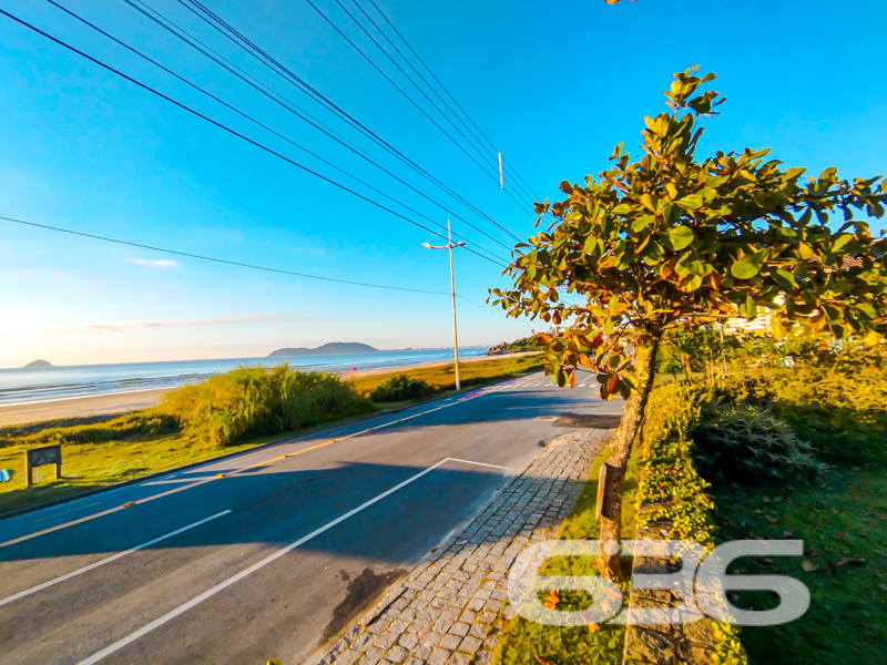 Oportunidade Exclusiva à Beira-Mar em São Francisco do Sul/SC!
Imagine acordar todos os dias com o som das ondas, o cheiro da maresia e uma vista deslumbrante para o nascer do sol sobre o mar. Essa é a realidade que este terreno proporciona!
Localizado na encantadora praia de Ubatuba, em São Francisco do Sul/SC, este terreno de esquina, com 628,93m² de área total, é o espaço ideal para construir o seu refúgio de veraneio, moradia definitiva ou até mesmo investir em um projeto de alto padrão em frente à praia.
Rodeado por residências de alto padrão e vegetação nativa cuidadosamente preservada, o terreno oferece visual livre para o mar, paisagismo natural com coqueiros e uma atmosfera de tranquilidade e exclusividade.
As imagens falam por si: nascer do sol cinematográfico, rua calma, acesso asfaltado e paisagens de tirar o fôlego. É o tipo de imóvel que valoriza com o tempo e que proporciona momentos inesquecíveis com a família e amigos.
Este é mais do que um terreno. É um convite para viver o que há de melhor no litoral catarinense, com a solidez de quem entende de imóveis: 636 Negócios Imobiliários, há mais de 30 anos realizando sonhos com segurança, conhecimento técnico e excelência em cada negociação.
Não perca essa chance única. Agende sua visita e venha sentir pessoalmente o potencial desse imóvel.
636 NEGÓCIOS IMOBILIÁRIOS: A SUA MELHOR ESCOLHA
Com mais de 30 anos de experiência, a 636 Negócios Imobiliários é sua parceira ideal para encontrar o imóvel perfeito. Estamos prontos para ajudá-lo a fazer deste imóvel o seu novo lar.
Telefone: (47) 3451-0636
WhatsApp: (47) 99190-0636
Não perca esta oportunidade única. Visite nosso site para mais informações: i636.com.br