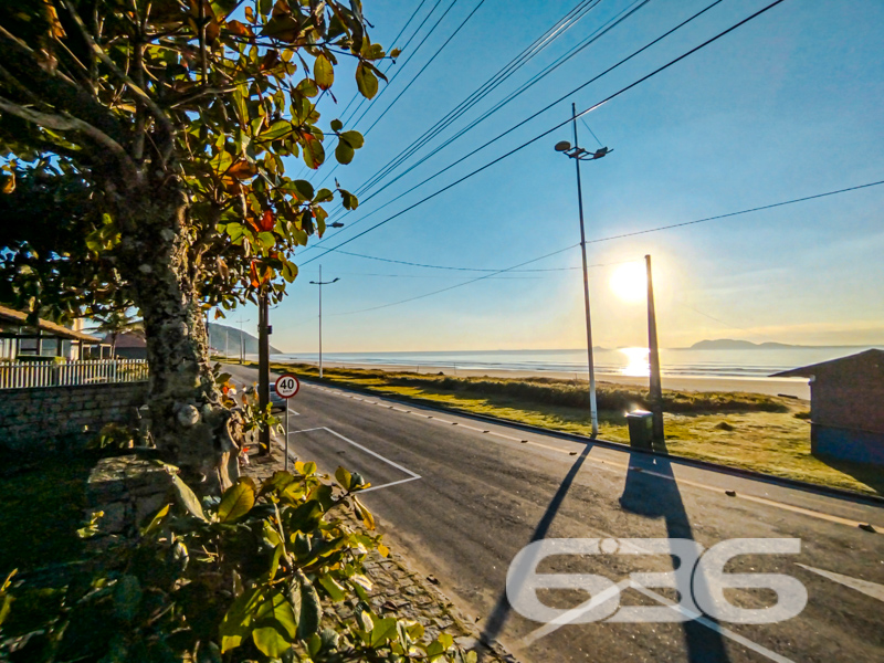 Oportunidade Exclusiva à Beira-Mar em São Francisco do Sul/SC!
Imagine acordar todos os dias com o som das ondas, o cheiro da maresia e uma vista deslumbrante para o nascer do sol sobre o mar. Essa é a realidade que este terreno proporciona!
Localizado na encantadora praia de Ubatuba, em São Francisco do Sul/SC, este terreno de esquina, com 628,93m² de área total, é o espaço ideal para construir o seu refúgio de veraneio, moradia definitiva ou até mesmo investir em um projeto de alto padrão em frente à praia.
Rodeado por residências de alto padrão e vegetação nativa cuidadosamente preservada, o terreno oferece visual livre para o mar, paisagismo natural com coqueiros e uma atmosfera de tranquilidade e exclusividade.
As imagens falam por si: nascer do sol cinematográfico, rua calma, acesso asfaltado e paisagens de tirar o fôlego. É o tipo de imóvel que valoriza com o tempo e que proporciona momentos inesquecíveis com a família e amigos.
Este é mais do que um terreno. É um convite para viver o que há de melhor no litoral catarinense, com a solidez de quem entende de imóveis: 636 Negócios Imobiliários, há mais de 30 anos realizando sonhos com segurança, conhecimento técnico e excelência em cada negociação.
Não perca essa chance única. Agende sua visita e venha sentir pessoalmente o potencial desse imóvel.
636 NEGÓCIOS IMOBILIÁRIOS: A SUA MELHOR ESCOLHA
Com mais de 30 anos de experiência, a 636 Negócios Imobiliários é sua parceira ideal para encontrar o imóvel perfeito. Estamos prontos para ajudá-lo a fazer deste imóvel o seu novo lar.
Telefone: (47) 3451-0636
WhatsApp: (47) 99190-0636
Não perca esta oportunidade única. Visite nosso site para mais informações: i636.com.br