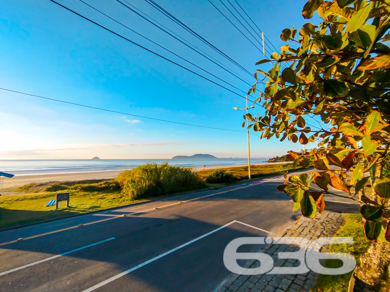 Oportunidade Exclusiva à Beira-Mar em São Francisco do Sul/SC!
Imagine acordar todos os dias com o som das ondas, o cheiro da maresia e uma vista deslumbrante para o nascer do sol sobre o mar. Essa é a realidade que este terreno proporciona!
Localizado na encantadora praia de Ubatuba, em São Francisco do Sul/SC, este terreno de esquina, com 628,93m² de área total, é o espaço ideal para construir o seu refúgio de veraneio, moradia definitiva ou até mesmo investir em um projeto de alto padrão em frente à praia.
Rodeado por residências de alto padrão e vegetação nativa cuidadosamente preservada, o terreno oferece visual livre para o mar, paisagismo natural com coqueiros e uma atmosfera de tranquilidade e exclusividade.
As imagens falam por si: nascer do sol cinematográfico, rua calma, acesso asfaltado e paisagens de tirar o fôlego. É o tipo de imóvel que valoriza com o tempo e que proporciona momentos inesquecíveis com a família e amigos.
Este é mais do que um terreno. É um convite para viver o que há de melhor no litoral catarinense, com a solidez de quem entende de imóveis: 636 Negócios Imobiliários, há mais de 30 anos realizando sonhos com segurança, conhecimento técnico e excelência em cada negociação.
Não perca essa chance única. Agende sua visita e venha sentir pessoalmente o potencial desse imóvel.
636 NEGÓCIOS IMOBILIÁRIOS: A SUA MELHOR ESCOLHA
Com mais de 30 anos de experiência, a 636 Negócios Imobiliários é sua parceira ideal para encontrar o imóvel perfeito. Estamos prontos para ajudá-lo a fazer deste imóvel o seu novo lar.
Telefone: (47) 3451-0636
WhatsApp: (47) 99190-0636
Não perca esta oportunidade única. Visite nosso site para mais informações: i636.com.br