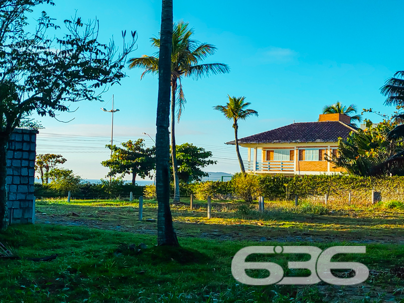 Oportunidade Exclusiva à Beira-Mar em São Francisco do Sul/SC!
Imagine acordar todos os dias com o som das ondas, o cheiro da maresia e uma vista deslumbrante para o nascer do sol sobre o mar. Essa é a realidade que este terreno proporciona!
Localizado na encantadora praia de Ubatuba, em São Francisco do Sul/SC, este terreno de esquina, com 628,93m² de área total, é o espaço ideal para construir o seu refúgio de veraneio, moradia definitiva ou até mesmo investir em um projeto de alto padrão em frente à praia.
Rodeado por residências de alto padrão e vegetação nativa cuidadosamente preservada, o terreno oferece visual livre para o mar, paisagismo natural com coqueiros e uma atmosfera de tranquilidade e exclusividade.
As imagens falam por si: nascer do sol cinematográfico, rua calma, acesso asfaltado e paisagens de tirar o fôlego. É o tipo de imóvel que valoriza com o tempo e que proporciona momentos inesquecíveis com a família e amigos.
Este é mais do que um terreno. É um convite para viver o que há de melhor no litoral catarinense, com a solidez de quem entende de imóveis: 636 Negócios Imobiliários, há mais de 30 anos realizando sonhos com segurança, conhecimento técnico e excelência em cada negociação.
Não perca essa chance única. Agende sua visita e venha sentir pessoalmente o potencial desse imóvel.
636 NEGÓCIOS IMOBILIÁRIOS: A SUA MELHOR ESCOLHA
Com mais de 30 anos de experiência, a 636 Negócios Imobiliários é sua parceira ideal para encontrar o imóvel perfeito. Estamos prontos para ajudá-lo a fazer deste imóvel o seu novo lar.
Telefone: (47) 3451-0636
WhatsApp: (47) 99190-0636
Não perca esta oportunidade única. Visite nosso site para mais informações: i636.com.br