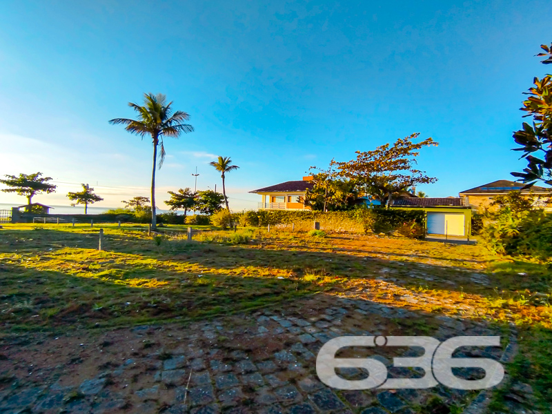 Oportunidade Exclusiva à Beira-Mar em São Francisco do Sul/SC!
Imagine acordar todos os dias com o som das ondas, o cheiro da maresia e uma vista deslumbrante para o nascer do sol sobre o mar. Essa é a realidade que este terreno proporciona!
Localizado na encantadora praia de Ubatuba, em São Francisco do Sul/SC, este terreno de esquina, com 628,93m² de área total, é o espaço ideal para construir o seu refúgio de veraneio, moradia definitiva ou até mesmo investir em um projeto de alto padrão em frente à praia.
Rodeado por residências de alto padrão e vegetação nativa cuidadosamente preservada, o terreno oferece visual livre para o mar, paisagismo natural com coqueiros e uma atmosfera de tranquilidade e exclusividade.
As imagens falam por si: nascer do sol cinematográfico, rua calma, acesso asfaltado e paisagens de tirar o fôlego. É o tipo de imóvel que valoriza com o tempo e que proporciona momentos inesquecíveis com a família e amigos.
Este é mais do que um terreno. É um convite para viver o que há de melhor no litoral catarinense, com a solidez de quem entende de imóveis: 636 Negócios Imobiliários, há mais de 30 anos realizando sonhos com segurança, conhecimento técnico e excelência em cada negociação.
Não perca essa chance única. Agende sua visita e venha sentir pessoalmente o potencial desse imóvel.
636 NEGÓCIOS IMOBILIÁRIOS: A SUA MELHOR ESCOLHA
Com mais de 30 anos de experiência, a 636 Negócios Imobiliários é sua parceira ideal para encontrar o imóvel perfeito. Estamos prontos para ajudá-lo a fazer deste imóvel o seu novo lar.
Telefone: (47) 3451-0636
WhatsApp: (47) 99190-0636
Não perca esta oportunidade única. Visite nosso site para mais informações: i636.com.br