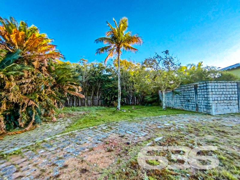 Oportunidade Exclusiva à Beira-Mar em São Francisco do Sul/SC!
Imagine acordar todos os dias com o som das ondas, o cheiro da maresia e uma vista deslumbrante para o nascer do sol sobre o mar. Essa é a realidade que este terreno proporciona!
Localizado na encantadora praia de Ubatuba, em São Francisco do Sul/SC, este terreno de esquina, com 628,93m² de área total, é o espaço ideal para construir o seu refúgio de veraneio, moradia definitiva ou até mesmo investir em um projeto de alto padrão em frente à praia.
Rodeado por residências de alto padrão e vegetação nativa cuidadosamente preservada, o terreno oferece visual livre para o mar, paisagismo natural com coqueiros e uma atmosfera de tranquilidade e exclusividade.
As imagens falam por si: nascer do sol cinematográfico, rua calma, acesso asfaltado e paisagens de tirar o fôlego. É o tipo de imóvel que valoriza com o tempo e que proporciona momentos inesquecíveis com a família e amigos.
Este é mais do que um terreno. É um convite para viver o que há de melhor no litoral catarinense, com a solidez de quem entende de imóveis: 636 Negócios Imobiliários, há mais de 30 anos realizando sonhos com segurança, conhecimento técnico e excelência em cada negociação.
Não perca essa chance única. Agende sua visita e venha sentir pessoalmente o potencial desse imóvel.
636 NEGÓCIOS IMOBILIÁRIOS: A SUA MELHOR ESCOLHA
Com mais de 30 anos de experiência, a 636 Negócios Imobiliários é sua parceira ideal para encontrar o imóvel perfeito. Estamos prontos para ajudá-lo a fazer deste imóvel o seu novo lar.
Telefone: (47) 3451-0636
WhatsApp: (47) 99190-0636
Não perca esta oportunidade única. Visite nosso site para mais informações: i636.com.br