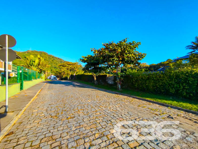 Terreno à venda em Ubatuba, São Francisco do Sul/SC | 628,57m² | A poucos passos do mar!

Você sonha em construir seu refúgio exclusivo à beira-mar? Essa é a sua oportunidade!

Apresentamos um terreno espetacular com 628,57m² de área total, localizado em uma das regiões mais desejadas do litoral catarinense: o bairro Ubatuba, em São Francisco do Sul/SC. Situado em rua pavimentada, esse terreno é ideal para quem busca conforto, praticidade e proximidade com a natureza.

O grande diferencial está nas fotos reais do local: vegetação exuberante, ruas tranquilas, cenário paradisíaco e o mar a poucos passos de distância. Imagine acordar com o som das ondas, caminhar até a praia em minutos e viver com qualidade de vida em meio à natureza preservada. Além disso, a região está em crescente valorização, cercada por belas residências e infraestrutura consolidada.

Seja para investir, construir sua casa de veraneio ou mudar de vida com os pés na areia, este terreno é uma escolha estratégica e inspiradora.

Não deixe essa oportunidade única escapar. Fale agora com a 636 Negócios Imobiliários – há mais de 30 anos transformando terrenos em conquistas de vida.
 
636 NEGÓCIOS IMOBILIÁRIOS: A SUA MELHOR ESCOLHA
Com mais de 30 anos de experiência, a 636 Negócios Imobiliários é sua parceira ideal para encontrar o imóvel perfeito. Estamos prontos para ajudá-lo a fazer deste imóvel o seu novo lar.
 
Telefone: (47) 3451-0636
WhatsApp: (47) 99190-0636
 
Não perca esta oportunidade única. Visite nosso site para mais informações: i636.com.br