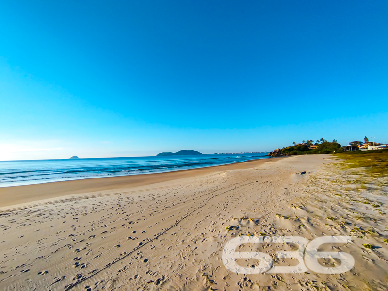 Terreno à venda em Ubatuba, São Francisco do Sul/SC | 628,57m² | A poucos passos do mar!

Você sonha em construir seu refúgio exclusivo à beira-mar? Essa é a sua oportunidade!

Apresentamos um terreno espetacular com 628,57m² de área total, localizado em uma das regiões mais desejadas do litoral catarinense: o bairro Ubatuba, em São Francisco do Sul/SC. Situado em rua pavimentada, esse terreno é ideal para quem busca conforto, praticidade e proximidade com a natureza.

O grande diferencial está nas fotos reais do local: vegetação exuberante, ruas tranquilas, cenário paradisíaco e o mar a poucos passos de distância. Imagine acordar com o som das ondas, caminhar até a praia em minutos e viver com qualidade de vida em meio à natureza preservada. Além disso, a região está em crescente valorização, cercada por belas residências e infraestrutura consolidada.

Seja para investir, construir sua casa de veraneio ou mudar de vida com os pés na areia, este terreno é uma escolha estratégica e inspiradora.

Não deixe essa oportunidade única escapar. Fale agora com a 636 Negócios Imobiliários – há mais de 30 anos transformando terrenos em conquistas de vida.
 
636 NEGÓCIOS IMOBILIÁRIOS: A SUA MELHOR ESCOLHA
Com mais de 30 anos de experiência, a 636 Negócios Imobiliários é sua parceira ideal para encontrar o imóvel perfeito. Estamos prontos para ajudá-lo a fazer deste imóvel o seu novo lar.
 
Telefone: (47) 3451-0636
WhatsApp: (47) 99190-0636
 
Não perca esta oportunidade única. Visite nosso site para mais informações: i636.com.br