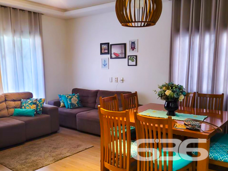 **Oportunidade Única em Joinville: Sua Nova Casa no Parque Guarani!
Se você busca um lar perfeito para viver momentos inesquecíveis com sua família, a 636 Negócios Imobiliários tem o imóvel ideal para você! Situada no bairro tranquilo e bem localizado Parque Guarani, em Joinville, SC, esta residência espera por você. Esta casa é sinônimo de conforto e praticidade, combinando uma área construída de 90m² com um terreno de 253,75m².
Destaques do Imóvel:
- Conforto e Funcionalidade: A casa oferece uma suíte aconchegante e dois dormitórios, perfeitos para acolher sua família com muito conforto. Com dois banheiros, você terá a praticidade que precisa para o dia a dia.
- Espaços para Convivência e Lazer: A sala de estar e a sala de jantar proporcionam ambientes amplos e iluminados, ideais para recepcionar amigos e familiares. Além disso, você poderá desfrutar de uma área de festas, perfeito para comemorações e reuniões especiais.
- Cozinha Prática e Moderna: A cozinha, conjugada com a copa, já vem equipada com móveis planejados, oferecendo tudo o que você precisa para explorar suas habilidades culinárias.
- Comodidades e Inovações: Não se preocupe com o clima, pois a casa já vem equipada com condicionadores de ar. Além disso, a conexão de internet por fibra garantirá que você permaneça conectado com o mundo da melhor forma.
- Infraestrutura Excelente: Com uma garagem coberta e mais duas vagas descobertas, o estacionamento não será um problema.
- Localização Privilegiada: O imóvel é cercado de facilidades, perto de vias de acesso, transporte público, escolas e serviços públicos essenciais, oferecendo toda a conveniência que você precisa ao seu alcance.
- Espaço para Animais: Leve seus pets para este novo lar, pois é permitido animais!
Não deixe passar essa oportunidade de viver em um dos bairros mais acolhedores de Joinville!
Entre em contato agora mesmo e agende uma visita para conhecer cada detalhe deste imóvel encantador.
636 NEGÓCIOS IMOBILIÁRIOS: A SUA MELHOR ESCOLHA
Com mais de 30 anos de experiência, a 636 Negócios Imobiliários é sua parceira ideal para encontrar o imóvel perfeito. Estamos prontos para ajudá-lo a fazer deste imóvel o seu novo lar.
Telefone: (47) 3451-0636
WhatsApp: (47) 99190-0636
Não perca esta oportunidade única. Visite nosso site para mais informações: i636.com.br