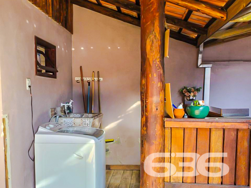 **Oportunidade Única em Joinville: Sua Nova Casa no Parque Guarani!
Se você busca um lar perfeito para viver momentos inesquecíveis com sua família, a 636 Negócios Imobiliários tem o imóvel ideal para você! Situada no bairro tranquilo e bem localizado Parque Guarani, em Joinville, SC, esta residência espera por você. Esta casa é sinônimo de conforto e praticidade, combinando uma área construída de 90m² com um terreno de 253,75m².
Destaques do Imóvel:
- Conforto e Funcionalidade: A casa oferece uma suíte aconchegante e dois dormitórios, perfeitos para acolher sua família com muito conforto. Com dois banheiros, você terá a praticidade que precisa para o dia a dia.
- Espaços para Convivência e Lazer: A sala de estar e a sala de jantar proporcionam ambientes amplos e iluminados, ideais para recepcionar amigos e familiares. Além disso, você poderá desfrutar de uma área de festas, perfeito para comemorações e reuniões especiais.
- Cozinha Prática e Moderna: A cozinha, conjugada com a copa, já vem equipada com móveis planejados, oferecendo tudo o que você precisa para explorar suas habilidades culinárias.
- Comodidades e Inovações: Não se preocupe com o clima, pois a casa já vem equipada com condicionadores de ar. Além disso, a conexão de internet por fibra garantirá que você permaneça conectado com o mundo da melhor forma.
- Infraestrutura Excelente: Com uma garagem coberta e mais duas vagas descobertas, o estacionamento não será um problema.
- Localização Privilegiada: O imóvel é cercado de facilidades, perto de vias de acesso, transporte público, escolas e serviços públicos essenciais, oferecendo toda a conveniência que você precisa ao seu alcance.
- Espaço para Animais: Leve seus pets para este novo lar, pois é permitido animais!
Não deixe passar essa oportunidade de viver em um dos bairros mais acolhedores de Joinville!
Entre em contato agora mesmo e agende uma visita para conhecer cada detalhe deste imóvel encantador.
636 NEGÓCIOS IMOBILIÁRIOS: A SUA MELHOR ESCOLHA
Com mais de 30 anos de experiência, a 636 Negócios Imobiliários é sua parceira ideal para encontrar o imóvel perfeito. Estamos prontos para ajudá-lo a fazer deste imóvel o seu novo lar.
Telefone: (47) 3451-0636
WhatsApp: (47) 99190-0636
Não perca esta oportunidade única. Visite nosso site para mais informações: i636.com.br