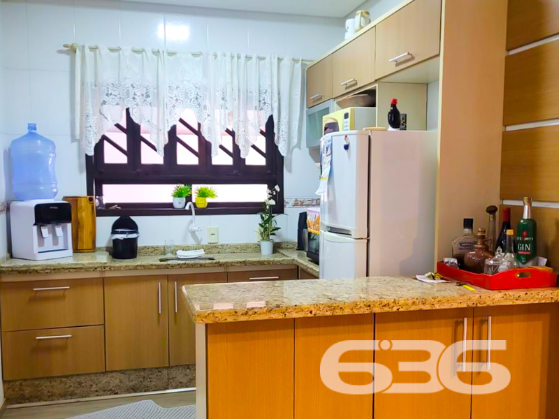 **Oportunidade Única em Joinville: Sua Nova Casa no Parque Guarani!
Se você busca um lar perfeito para viver momentos inesquecíveis com sua família, a 636 Negócios Imobiliários tem o imóvel ideal para você! Situada no bairro tranquilo e bem localizado Parque Guarani, em Joinville, SC, esta residência espera por você. Esta casa é sinônimo de conforto e praticidade, combinando uma área construída de 90m² com um terreno de 253,75m².
Destaques do Imóvel:
- Conforto e Funcionalidade: A casa oferece uma suíte aconchegante e dois dormitórios, perfeitos para acolher sua família com muito conforto. Com dois banheiros, você terá a praticidade que precisa para o dia a dia.
- Espaços para Convivência e Lazer: A sala de estar e a sala de jantar proporcionam ambientes amplos e iluminados, ideais para recepcionar amigos e familiares. Além disso, você poderá desfrutar de uma área de festas, perfeito para comemorações e reuniões especiais.
- Cozinha Prática e Moderna: A cozinha, conjugada com a copa, já vem equipada com móveis planejados, oferecendo tudo o que você precisa para explorar suas habilidades culinárias.
- Comodidades e Inovações: Não se preocupe com o clima, pois a casa já vem equipada com condicionadores de ar. Além disso, a conexão de internet por fibra garantirá que você permaneça conectado com o mundo da melhor forma.
- Infraestrutura Excelente: Com uma garagem coberta e mais duas vagas descobertas, o estacionamento não será um problema.
- Localização Privilegiada: O imóvel é cercado de facilidades, perto de vias de acesso, transporte público, escolas e serviços públicos essenciais, oferecendo toda a conveniência que você precisa ao seu alcance.
- Espaço para Animais: Leve seus pets para este novo lar, pois é permitido animais!
Não deixe passar essa oportunidade de viver em um dos bairros mais acolhedores de Joinville!
Entre em contato agora mesmo e agende uma visita para conhecer cada detalhe deste imóvel encantador.
636 NEGÓCIOS IMOBILIÁRIOS: A SUA MELHOR ESCOLHA
Com mais de 30 anos de experiência, a 636 Negócios Imobiliários é sua parceira ideal para encontrar o imóvel perfeito. Estamos prontos para ajudá-lo a fazer deste imóvel o seu novo lar.
Telefone: (47) 3451-0636
WhatsApp: (47) 99190-0636
Não perca esta oportunidade única. Visite nosso site para mais informações: i636.com.br