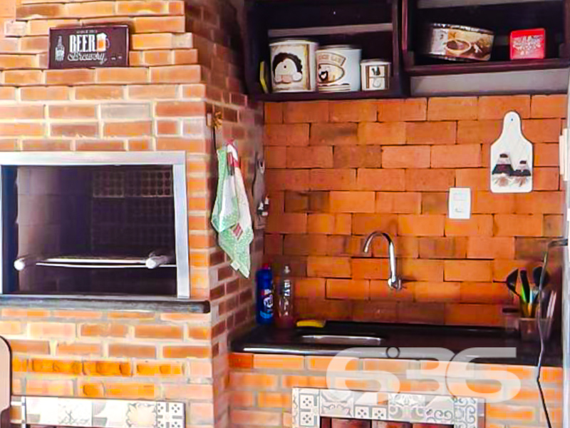 **Oportunidade Única em Joinville: Sua Nova Casa no Parque Guarani!
Se você busca um lar perfeito para viver momentos inesquecíveis com sua família, a 636 Negócios Imobiliários tem o imóvel ideal para você! Situada no bairro tranquilo e bem localizado Parque Guarani, em Joinville, SC, esta residência espera por você. Esta casa é sinônimo de conforto e praticidade, combinando uma área construída de 90m² com um terreno de 253,75m².
Destaques do Imóvel:
- Conforto e Funcionalidade: A casa oferece uma suíte aconchegante e dois dormitórios, perfeitos para acolher sua família com muito conforto. Com dois banheiros, você terá a praticidade que precisa para o dia a dia.
- Espaços para Convivência e Lazer: A sala de estar e a sala de jantar proporcionam ambientes amplos e iluminados, ideais para recepcionar amigos e familiares. Além disso, você poderá desfrutar de uma área de festas, perfeito para comemorações e reuniões especiais.
- Cozinha Prática e Moderna: A cozinha, conjugada com a copa, já vem equipada com móveis planejados, oferecendo tudo o que você precisa para explorar suas habilidades culinárias.
- Comodidades e Inovações: Não se preocupe com o clima, pois a casa já vem equipada com condicionadores de ar. Além disso, a conexão de internet por fibra garantirá que você permaneça conectado com o mundo da melhor forma.
- Infraestrutura Excelente: Com uma garagem coberta e mais duas vagas descobertas, o estacionamento não será um problema.
- Localização Privilegiada: O imóvel é cercado de facilidades, perto de vias de acesso, transporte público, escolas e serviços públicos essenciais, oferecendo toda a conveniência que você precisa ao seu alcance.
- Espaço para Animais: Leve seus pets para este novo lar, pois é permitido animais!
Não deixe passar essa oportunidade de viver em um dos bairros mais acolhedores de Joinville!
Entre em contato agora mesmo e agende uma visita para conhecer cada detalhe deste imóvel encantador.
636 NEGÓCIOS IMOBILIÁRIOS: A SUA MELHOR ESCOLHA
Com mais de 30 anos de experiência, a 636 Negócios Imobiliários é sua parceira ideal para encontrar o imóvel perfeito. Estamos prontos para ajudá-lo a fazer deste imóvel o seu novo lar.
Telefone: (47) 3451-0636
WhatsApp: (47) 99190-0636
Não perca esta oportunidade única. Visite nosso site para mais informações: i636.com.br