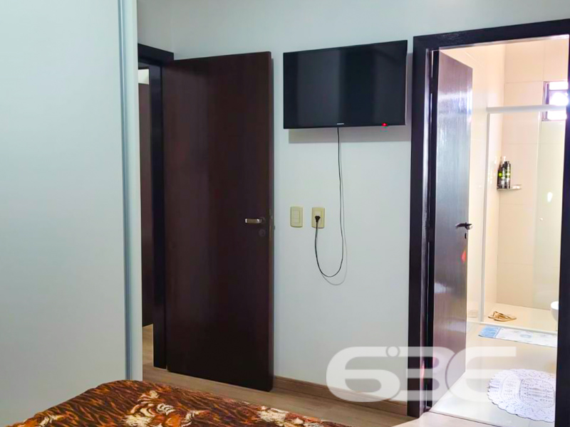 **Oportunidade Única em Joinville: Sua Nova Casa no Parque Guarani!
Se você busca um lar perfeito para viver momentos inesquecíveis com sua família, a 636 Negócios Imobiliários tem o imóvel ideal para você! Situada no bairro tranquilo e bem localizado Parque Guarani, em Joinville, SC, esta residência espera por você. Esta casa é sinônimo de conforto e praticidade, combinando uma área construída de 90m² com um terreno de 253,75m².
Destaques do Imóvel:
- Conforto e Funcionalidade: A casa oferece uma suíte aconchegante e dois dormitórios, perfeitos para acolher sua família com muito conforto. Com dois banheiros, você terá a praticidade que precisa para o dia a dia.
- Espaços para Convivência e Lazer: A sala de estar e a sala de jantar proporcionam ambientes amplos e iluminados, ideais para recepcionar amigos e familiares. Além disso, você poderá desfrutar de uma área de festas, perfeito para comemorações e reuniões especiais.
- Cozinha Prática e Moderna: A cozinha, conjugada com a copa, já vem equipada com móveis planejados, oferecendo tudo o que você precisa para explorar suas habilidades culinárias.
- Comodidades e Inovações: Não se preocupe com o clima, pois a casa já vem equipada com condicionadores de ar. Além disso, a conexão de internet por fibra garantirá que você permaneça conectado com o mundo da melhor forma.
- Infraestrutura Excelente: Com uma garagem coberta e mais duas vagas descobertas, o estacionamento não será um problema.
- Localização Privilegiada: O imóvel é cercado de facilidades, perto de vias de acesso, transporte público, escolas e serviços públicos essenciais, oferecendo toda a conveniência que você precisa ao seu alcance.
- Espaço para Animais: Leve seus pets para este novo lar, pois é permitido animais!
Não deixe passar essa oportunidade de viver em um dos bairros mais acolhedores de Joinville!
Entre em contato agora mesmo e agende uma visita para conhecer cada detalhe deste imóvel encantador.
636 NEGÓCIOS IMOBILIÁRIOS: A SUA MELHOR ESCOLHA
Com mais de 30 anos de experiência, a 636 Negócios Imobiliários é sua parceira ideal para encontrar o imóvel perfeito. Estamos prontos para ajudá-lo a fazer deste imóvel o seu novo lar.
Telefone: (47) 3451-0636
WhatsApp: (47) 99190-0636
Não perca esta oportunidade única. Visite nosso site para mais informações: i636.com.br