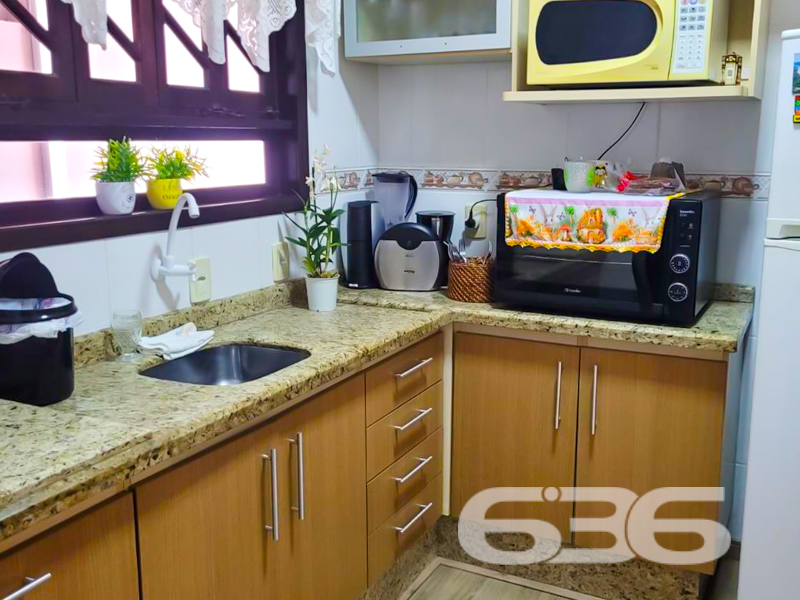**Oportunidade Única em Joinville: Sua Nova Casa no Parque Guarani!
Se você busca um lar perfeito para viver momentos inesquecíveis com sua família, a 636 Negócios Imobiliários tem o imóvel ideal para você! Situada no bairro tranquilo e bem localizado Parque Guarani, em Joinville, SC, esta residência espera por você. Esta casa é sinônimo de conforto e praticidade, combinando uma área construída de 90m² com um terreno de 253,75m².
Destaques do Imóvel:
- Conforto e Funcionalidade: A casa oferece uma suíte aconchegante e dois dormitórios, perfeitos para acolher sua família com muito conforto. Com dois banheiros, você terá a praticidade que precisa para o dia a dia.
- Espaços para Convivência e Lazer: A sala de estar e a sala de jantar proporcionam ambientes amplos e iluminados, ideais para recepcionar amigos e familiares. Além disso, você poderá desfrutar de uma área de festas, perfeito para comemorações e reuniões especiais.
- Cozinha Prática e Moderna: A cozinha, conjugada com a copa, já vem equipada com móveis planejados, oferecendo tudo o que você precisa para explorar suas habilidades culinárias.
- Comodidades e Inovações: Não se preocupe com o clima, pois a casa já vem equipada com condicionadores de ar. Além disso, a conexão de internet por fibra garantirá que você permaneça conectado com o mundo da melhor forma.
- Infraestrutura Excelente: Com uma garagem coberta e mais duas vagas descobertas, o estacionamento não será um problema.
- Localização Privilegiada: O imóvel é cercado de facilidades, perto de vias de acesso, transporte público, escolas e serviços públicos essenciais, oferecendo toda a conveniência que você precisa ao seu alcance.
- Espaço para Animais: Leve seus pets para este novo lar, pois é permitido animais!
Não deixe passar essa oportunidade de viver em um dos bairros mais acolhedores de Joinville!
Entre em contato agora mesmo e agende uma visita para conhecer cada detalhe deste imóvel encantador.
636 NEGÓCIOS IMOBILIÁRIOS: A SUA MELHOR ESCOLHA
Com mais de 30 anos de experiência, a 636 Negócios Imobiliários é sua parceira ideal para encontrar o imóvel perfeito. Estamos prontos para ajudá-lo a fazer deste imóvel o seu novo lar.
Telefone: (47) 3451-0636
WhatsApp: (47) 99190-0636
Não perca esta oportunidade única. Visite nosso site para mais informações: i636.com.br