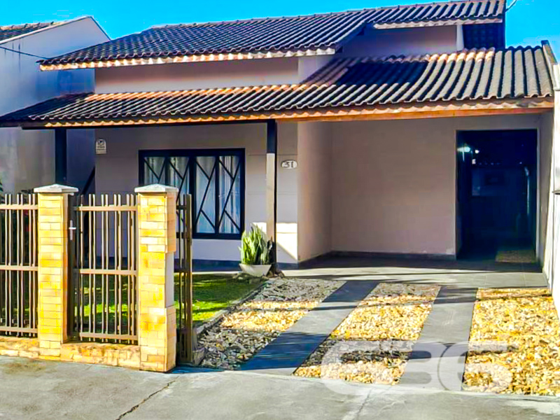 **Oportunidade Única em Joinville: Sua Nova Casa no Parque Guarani!
Se você busca um lar perfeito para viver momentos inesquecíveis com sua família, a 636 Negócios Imobiliários tem o imóvel ideal para você! Situada no bairro tranquilo e bem localizado Parque Guarani, em Joinville, SC, esta residência espera por você. Esta casa é sinônimo de conforto e praticidade, combinando uma área construída de 90m² com um terreno de 253,75m².
Destaques do Imóvel:
- Conforto e Funcionalidade: A casa oferece uma suíte aconchegante e dois dormitórios, perfeitos para acolher sua família com muito conforto. Com dois banheiros, você terá a praticidade que precisa para o dia a dia.
- Espaços para Convivência e Lazer: A sala de estar e a sala de jantar proporcionam ambientes amplos e iluminados, ideais para recepcionar amigos e familiares. Além disso, você poderá desfrutar de uma área de festas, perfeito para comemorações e reuniões especiais.
- Cozinha Prática e Moderna: A cozinha, conjugada com a copa, já vem equipada com móveis planejados, oferecendo tudo o que você precisa para explorar suas habilidades culinárias.
- Comodidades e Inovações: Não se preocupe com o clima, pois a casa já vem equipada com condicionadores de ar. Além disso, a conexão de internet por fibra garantirá que você permaneça conectado com o mundo da melhor forma.
- Infraestrutura Excelente: Com uma garagem coberta e mais duas vagas descobertas, o estacionamento não será um problema.
- Localização Privilegiada: O imóvel é cercado de facilidades, perto de vias de acesso, transporte público, escolas e serviços públicos essenciais, oferecendo toda a conveniência que você precisa ao seu alcance.
- Espaço para Animais: Leve seus pets para este novo lar, pois é permitido animais!
Não deixe passar essa oportunidade de viver em um dos bairros mais acolhedores de Joinville!
Entre em contato agora mesmo e agende uma visita para conhecer cada detalhe deste imóvel encantador.
636 NEGÓCIOS IMOBILIÁRIOS: A SUA MELHOR ESCOLHA
Com mais de 30 anos de experiência, a 636 Negócios Imobiliários é sua parceira ideal para encontrar o imóvel perfeito. Estamos prontos para ajudá-lo a fazer deste imóvel o seu novo lar.
Telefone: (47) 3451-0636
WhatsApp: (47) 99190-0636
Não perca esta oportunidade única. Visite nosso site para mais informações: i636.com.br