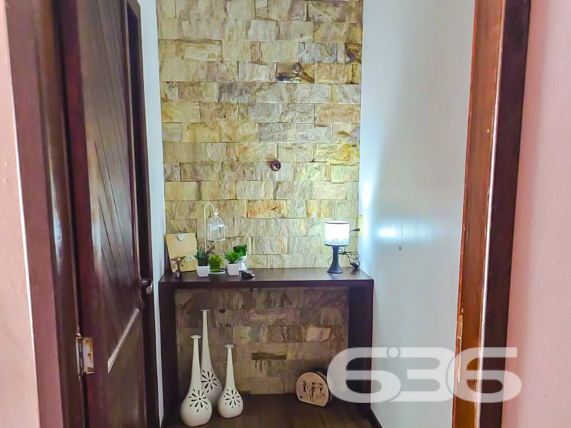 **Oportunidade Única em Joinville: Sua Nova Casa no Parque Guarani!
Se você busca um lar perfeito para viver momentos inesquecíveis com sua família, a 636 Negócios Imobiliários tem o imóvel ideal para você! Situada no bairro tranquilo e bem localizado Parque Guarani, em Joinville, SC, esta residência espera por você. Esta casa é sinônimo de conforto e praticidade, combinando uma área construída de 90m² com um terreno de 253,75m².
Destaques do Imóvel:
- Conforto e Funcionalidade: A casa oferece uma suíte aconchegante e dois dormitórios, perfeitos para acolher sua família com muito conforto. Com dois banheiros, você terá a praticidade que precisa para o dia a dia.
- Espaços para Convivência e Lazer: A sala de estar e a sala de jantar proporcionam ambientes amplos e iluminados, ideais para recepcionar amigos e familiares. Além disso, você poderá desfrutar de uma área de festas, perfeito para comemorações e reuniões especiais.
- Cozinha Prática e Moderna: A cozinha, conjugada com a copa, já vem equipada com móveis planejados, oferecendo tudo o que você precisa para explorar suas habilidades culinárias.
- Comodidades e Inovações: Não se preocupe com o clima, pois a casa já vem equipada com condicionadores de ar. Além disso, a conexão de internet por fibra garantirá que você permaneça conectado com o mundo da melhor forma.
- Infraestrutura Excelente: Com uma garagem coberta e mais duas vagas descobertas, o estacionamento não será um problema.
- Localização Privilegiada: O imóvel é cercado de facilidades, perto de vias de acesso, transporte público, escolas e serviços públicos essenciais, oferecendo toda a conveniência que você precisa ao seu alcance.
- Espaço para Animais: Leve seus pets para este novo lar, pois é permitido animais!
Não deixe passar essa oportunidade de viver em um dos bairros mais acolhedores de Joinville!
Entre em contato agora mesmo e agende uma visita para conhecer cada detalhe deste imóvel encantador.
636 NEGÓCIOS IMOBILIÁRIOS: A SUA MELHOR ESCOLHA
Com mais de 30 anos de experiência, a 636 Negócios Imobiliários é sua parceira ideal para encontrar o imóvel perfeito. Estamos prontos para ajudá-lo a fazer deste imóvel o seu novo lar.
Telefone: (47) 3451-0636
WhatsApp: (47) 99190-0636
Não perca esta oportunidade única. Visite nosso site para mais informações: i636.com.br