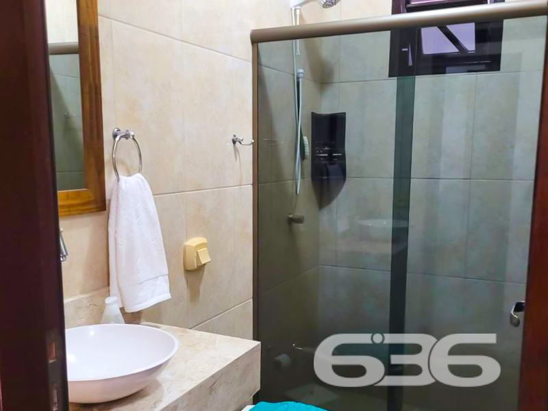 **Oportunidade Única em Joinville: Sua Nova Casa no Parque Guarani!
Se você busca um lar perfeito para viver momentos inesquecíveis com sua família, a 636 Negócios Imobiliários tem o imóvel ideal para você! Situada no bairro tranquilo e bem localizado Parque Guarani, em Joinville, SC, esta residência espera por você. Esta casa é sinônimo de conforto e praticidade, combinando uma área construída de 90m² com um terreno de 253,75m².
Destaques do Imóvel:
- Conforto e Funcionalidade: A casa oferece uma suíte aconchegante e dois dormitórios, perfeitos para acolher sua família com muito conforto. Com dois banheiros, você terá a praticidade que precisa para o dia a dia.
- Espaços para Convivência e Lazer: A sala de estar e a sala de jantar proporcionam ambientes amplos e iluminados, ideais para recepcionar amigos e familiares. Além disso, você poderá desfrutar de uma área de festas, perfeito para comemorações e reuniões especiais.
- Cozinha Prática e Moderna: A cozinha, conjugada com a copa, já vem equipada com móveis planejados, oferecendo tudo o que você precisa para explorar suas habilidades culinárias.
- Comodidades e Inovações: Não se preocupe com o clima, pois a casa já vem equipada com condicionadores de ar. Além disso, a conexão de internet por fibra garantirá que você permaneça conectado com o mundo da melhor forma.
- Infraestrutura Excelente: Com uma garagem coberta e mais duas vagas descobertas, o estacionamento não será um problema.
- Localização Privilegiada: O imóvel é cercado de facilidades, perto de vias de acesso, transporte público, escolas e serviços públicos essenciais, oferecendo toda a conveniência que você precisa ao seu alcance.
- Espaço para Animais: Leve seus pets para este novo lar, pois é permitido animais!
Não deixe passar essa oportunidade de viver em um dos bairros mais acolhedores de Joinville!
Entre em contato agora mesmo e agende uma visita para conhecer cada detalhe deste imóvel encantador.
636 NEGÓCIOS IMOBILIÁRIOS: A SUA MELHOR ESCOLHA
Com mais de 30 anos de experiência, a 636 Negócios Imobiliários é sua parceira ideal para encontrar o imóvel perfeito. Estamos prontos para ajudá-lo a fazer deste imóvel o seu novo lar.
Telefone: (47) 3451-0636
WhatsApp: (47) 99190-0636
Não perca esta oportunidade única. Visite nosso site para mais informações: i636.com.br