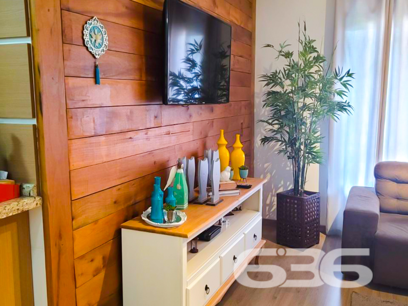**Oportunidade Única em Joinville: Sua Nova Casa no Parque Guarani!
Se você busca um lar perfeito para viver momentos inesquecíveis com sua família, a 636 Negócios Imobiliários tem o imóvel ideal para você! Situada no bairro tranquilo e bem localizado Parque Guarani, em Joinville, SC, esta residência espera por você. Esta casa é sinônimo de conforto e praticidade, combinando uma área construída de 90m² com um terreno de 253,75m².
Destaques do Imóvel:
- Conforto e Funcionalidade: A casa oferece uma suíte aconchegante e dois dormitórios, perfeitos para acolher sua família com muito conforto. Com dois banheiros, você terá a praticidade que precisa para o dia a dia.
- Espaços para Convivência e Lazer: A sala de estar e a sala de jantar proporcionam ambientes amplos e iluminados, ideais para recepcionar amigos e familiares. Além disso, você poderá desfrutar de uma área de festas, perfeito para comemorações e reuniões especiais.
- Cozinha Prática e Moderna: A cozinha, conjugada com a copa, já vem equipada com móveis planejados, oferecendo tudo o que você precisa para explorar suas habilidades culinárias.
- Comodidades e Inovações: Não se preocupe com o clima, pois a casa já vem equipada com condicionadores de ar. Além disso, a conexão de internet por fibra garantirá que você permaneça conectado com o mundo da melhor forma.
- Infraestrutura Excelente: Com uma garagem coberta e mais duas vagas descobertas, o estacionamento não será um problema.
- Localização Privilegiada: O imóvel é cercado de facilidades, perto de vias de acesso, transporte público, escolas e serviços públicos essenciais, oferecendo toda a conveniência que você precisa ao seu alcance.
- Espaço para Animais: Leve seus pets para este novo lar, pois é permitido animais!
Não deixe passar essa oportunidade de viver em um dos bairros mais acolhedores de Joinville!
Entre em contato agora mesmo e agende uma visita para conhecer cada detalhe deste imóvel encantador.
636 NEGÓCIOS IMOBILIÁRIOS: A SUA MELHOR ESCOLHA
Com mais de 30 anos de experiência, a 636 Negócios Imobiliários é sua parceira ideal para encontrar o imóvel perfeito. Estamos prontos para ajudá-lo a fazer deste imóvel o seu novo lar.
Telefone: (47) 3451-0636
WhatsApp: (47) 99190-0636
Não perca esta oportunidade única. Visite nosso site para mais informações: i636.com.br