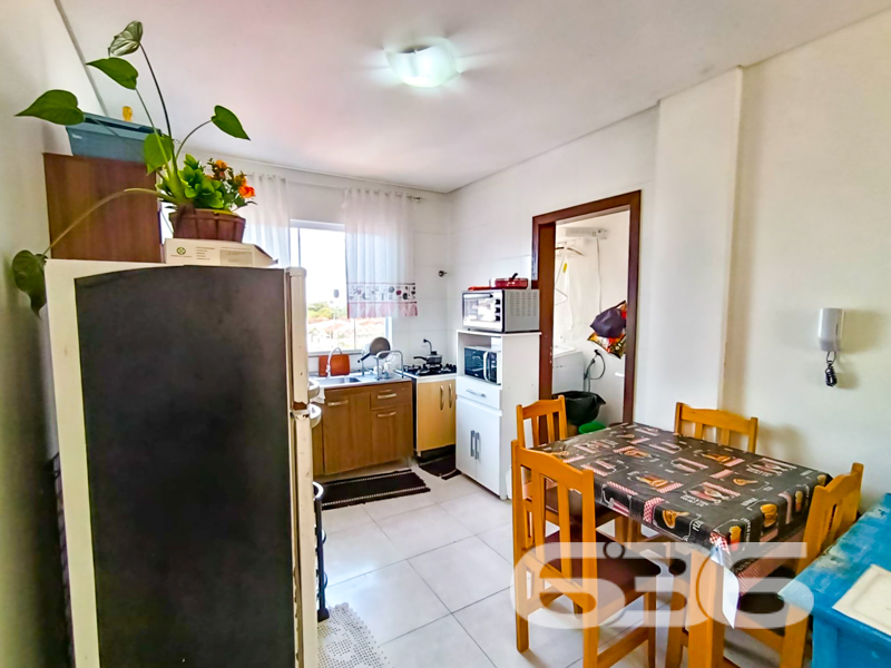 Se você está em busca de qualidade de vida e praticidade, esta é a oportunidade perfeita para realizar seu sonho de ter um lar em Joinville! Apresentamos um encantador apartamento à venda no bairro Comasa, oferecendo toda a modernidade e conforto necessários para você e sua família. Este imóvel, com uma área construída de 67,98 m², é a escolha ideal para quem deseja viver em um espaço acolhedor, funcional e bem localizado.
Situado em uma rua pavimentada e com acesso fácil às principais vias e transportes públicos, este apartamento destaca-se por sua comodidade e proximidade de serviços essenciais, como escolas, hospitais e comércio em geral. Além disso, está a apenas um passo de um dos bairros mais dinâmicos de Joinville, garantindo que você e sua família tenham tudo que precisam ao alcance de suas mãos.
Ao adentrar este imóvel, você será recebido por uma sala de estar integrada à sala de jantar, proporcionando um ambiente sofisticado e acolhedor para receber amigos e familiares. A cozinha é um convite à preparação de deliciosas refeições. Este apartamento também dispõe de dois dormitórios bem iluminados, perfeitos para criar um espaço de descanso e tranquilidade.
A área externa é um destaque à parte! Aqui, você encontrará uma sacada charmosa e uma churrasqueira, ideal para desfrutar de momentos de lazer e descontração. O imóvel é totalmente murado, garantindo a segurança e privacidade que você e sua família merecem. E para completar, conta com uma garagem coberta, portão eletrônico e a conveniência de conexão com internet por fibra.
A vida no Comasa oferece a combinação ideal de paz e conveniência urbana. Permite animais, o que é perfeito para os amantes de pets que desejam morar em um espaço que acolha todos os membros da família, inclusive os de quatro patas.
Não deixe passar esta oportunidade única de viver bem em Joinville.
636 NEGÓCIOS IMOBILIÁRIOS: A SUA MELHOR ESCOLHA
Com mais de 30 anos de experiência, a 636 Negócios Imobiliários é sua parceira ideal para encontrar o imóvel perfeito. Estamos prontos para ajudá-lo a fazer deste imóvel o seu novo lar.
Telefone: (47) 3451-0636
WhatsApp: (47) 99190-0636
Não perca esta oportunidade única. Visite nosso site para mais informações: i636.com.br