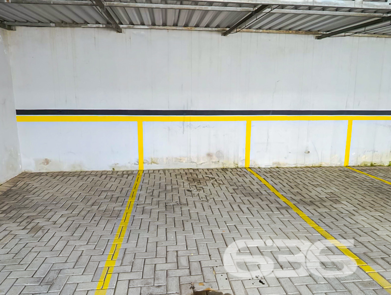 Se você está em busca de qualidade de vida e praticidade, esta é a oportunidade perfeita para realizar seu sonho de ter um lar em Joinville! Apresentamos um encantador apartamento à venda no bairro Comasa, oferecendo toda a modernidade e conforto necessários para você e sua família. Este imóvel, com uma área construída de 67,98 m², é a escolha ideal para quem deseja viver em um espaço acolhedor, funcional e bem localizado.
Situado em uma rua pavimentada e com acesso fácil às principais vias e transportes públicos, este apartamento destaca-se por sua comodidade e proximidade de serviços essenciais, como escolas, hospitais e comércio em geral. Além disso, está a apenas um passo de um dos bairros mais dinâmicos de Joinville, garantindo que você e sua família tenham tudo que precisam ao alcance de suas mãos.
Ao adentrar este imóvel, você será recebido por uma sala de estar integrada à sala de jantar, proporcionando um ambiente sofisticado e acolhedor para receber amigos e familiares. A cozinha é um convite à preparação de deliciosas refeições. Este apartamento também dispõe de dois dormitórios bem iluminados, perfeitos para criar um espaço de descanso e tranquilidade.
A área externa é um destaque à parte! Aqui, você encontrará uma sacada charmosa e uma churrasqueira, ideal para desfrutar de momentos de lazer e descontração. O imóvel é totalmente murado, garantindo a segurança e privacidade que você e sua família merecem. E para completar, conta com uma garagem coberta, portão eletrônico e a conveniência de conexão com internet por fibra.
A vida no Comasa oferece a combinação ideal de paz e conveniência urbana. Permite animais, o que é perfeito para os amantes de pets que desejam morar em um espaço que acolha todos os membros da família, inclusive os de quatro patas.
Não deixe passar esta oportunidade única de viver bem em Joinville.
636 NEGÓCIOS IMOBILIÁRIOS: A SUA MELHOR ESCOLHA
Com mais de 30 anos de experiência, a 636 Negócios Imobiliários é sua parceira ideal para encontrar o imóvel perfeito. Estamos prontos para ajudá-lo a fazer deste imóvel o seu novo lar.
Telefone: (47) 3451-0636
WhatsApp: (47) 99190-0636
Não perca esta oportunidade única. Visite nosso site para mais informações: i636.com.br