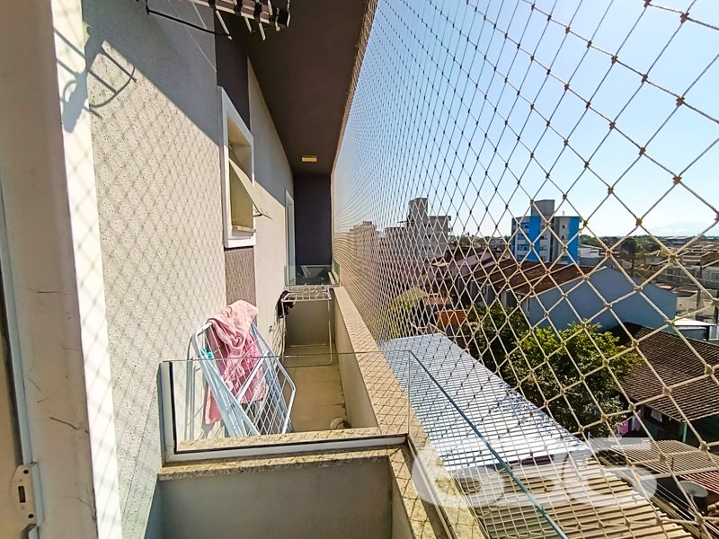 Se você está em busca de qualidade de vida e praticidade, esta é a oportunidade perfeita para realizar seu sonho de ter um lar em Joinville! Apresentamos um encantador apartamento à venda no bairro Comasa, oferecendo toda a modernidade e conforto necessários para você e sua família. Este imóvel, com uma área construída de 67,98 m², é a escolha ideal para quem deseja viver em um espaço acolhedor, funcional e bem localizado.
Situado em uma rua pavimentada e com acesso fácil às principais vias e transportes públicos, este apartamento destaca-se por sua comodidade e proximidade de serviços essenciais, como escolas, hospitais e comércio em geral. Além disso, está a apenas um passo de um dos bairros mais dinâmicos de Joinville, garantindo que você e sua família tenham tudo que precisam ao alcance de suas mãos.
Ao adentrar este imóvel, você será recebido por uma sala de estar integrada à sala de jantar, proporcionando um ambiente sofisticado e acolhedor para receber amigos e familiares. A cozinha é um convite à preparação de deliciosas refeições. Este apartamento também dispõe de dois dormitórios bem iluminados, perfeitos para criar um espaço de descanso e tranquilidade.
A área externa é um destaque à parte! Aqui, você encontrará uma sacada charmosa e uma churrasqueira, ideal para desfrutar de momentos de lazer e descontração. O imóvel é totalmente murado, garantindo a segurança e privacidade que você e sua família merecem. E para completar, conta com uma garagem coberta, portão eletrônico e a conveniência de conexão com internet por fibra.
A vida no Comasa oferece a combinação ideal de paz e conveniência urbana. Permite animais, o que é perfeito para os amantes de pets que desejam morar em um espaço que acolha todos os membros da família, inclusive os de quatro patas.
Não deixe passar esta oportunidade única de viver bem em Joinville.
636 NEGÓCIOS IMOBILIÁRIOS: A SUA MELHOR ESCOLHA
Com mais de 30 anos de experiência, a 636 Negócios Imobiliários é sua parceira ideal para encontrar o imóvel perfeito. Estamos prontos para ajudá-lo a fazer deste imóvel o seu novo lar.
Telefone: (47) 3451-0636
WhatsApp: (47) 99190-0636
Não perca esta oportunidade única. Visite nosso site para mais informações: i636.com.br