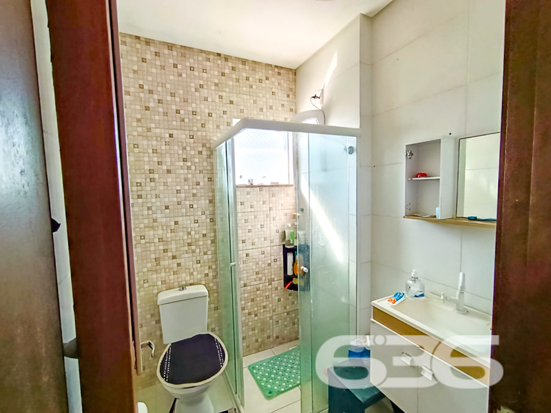 Se você está em busca de qualidade de vida e praticidade, esta é a oportunidade perfeita para realizar seu sonho de ter um lar em Joinville! Apresentamos um encantador apartamento à venda no bairro Comasa, oferecendo toda a modernidade e conforto necessários para você e sua família. Este imóvel, com uma área construída de 67,98 m², é a escolha ideal para quem deseja viver em um espaço acolhedor, funcional e bem localizado.
Situado em uma rua pavimentada e com acesso fácil às principais vias e transportes públicos, este apartamento destaca-se por sua comodidade e proximidade de serviços essenciais, como escolas, hospitais e comércio em geral. Além disso, está a apenas um passo de um dos bairros mais dinâmicos de Joinville, garantindo que você e sua família tenham tudo que precisam ao alcance de suas mãos.
Ao adentrar este imóvel, você será recebido por uma sala de estar integrada à sala de jantar, proporcionando um ambiente sofisticado e acolhedor para receber amigos e familiares. A cozinha é um convite à preparação de deliciosas refeições. Este apartamento também dispõe de dois dormitórios bem iluminados, perfeitos para criar um espaço de descanso e tranquilidade.
A área externa é um destaque à parte! Aqui, você encontrará uma sacada charmosa e uma churrasqueira, ideal para desfrutar de momentos de lazer e descontração. O imóvel é totalmente murado, garantindo a segurança e privacidade que você e sua família merecem. E para completar, conta com uma garagem coberta, portão eletrônico e a conveniência de conexão com internet por fibra.
A vida no Comasa oferece a combinação ideal de paz e conveniência urbana. Permite animais, o que é perfeito para os amantes de pets que desejam morar em um espaço que acolha todos os membros da família, inclusive os de quatro patas.
Não deixe passar esta oportunidade única de viver bem em Joinville.
636 NEGÓCIOS IMOBILIÁRIOS: A SUA MELHOR ESCOLHA
Com mais de 30 anos de experiência, a 636 Negócios Imobiliários é sua parceira ideal para encontrar o imóvel perfeito. Estamos prontos para ajudá-lo a fazer deste imóvel o seu novo lar.
Telefone: (47) 3451-0636
WhatsApp: (47) 99190-0636
Não perca esta oportunidade única. Visite nosso site para mais informações: i636.com.br