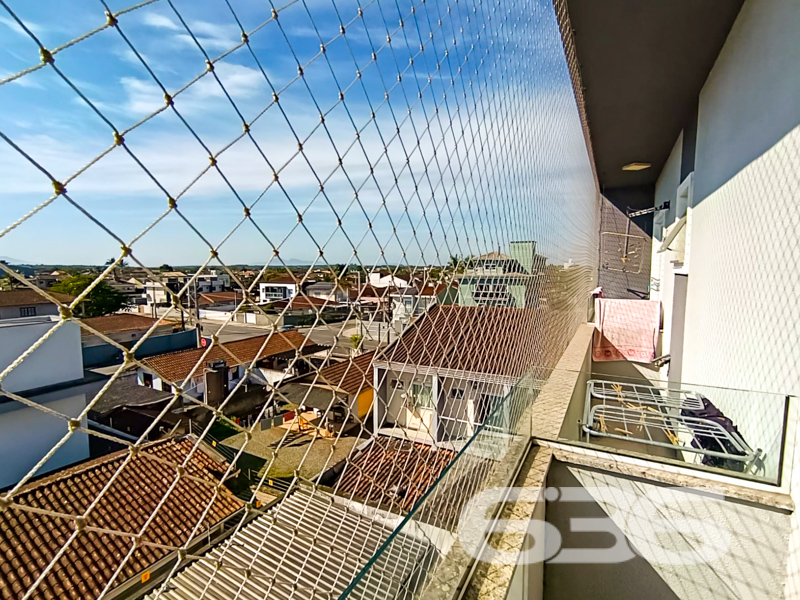 Se você está em busca de qualidade de vida e praticidade, esta é a oportunidade perfeita para realizar seu sonho de ter um lar em Joinville! Apresentamos um encantador apartamento à venda no bairro Comasa, oferecendo toda a modernidade e conforto necessários para você e sua família. Este imóvel, com uma área construída de 67,98 m², é a escolha ideal para quem deseja viver em um espaço acolhedor, funcional e bem localizado.
Situado em uma rua pavimentada e com acesso fácil às principais vias e transportes públicos, este apartamento destaca-se por sua comodidade e proximidade de serviços essenciais, como escolas, hospitais e comércio em geral. Além disso, está a apenas um passo de um dos bairros mais dinâmicos de Joinville, garantindo que você e sua família tenham tudo que precisam ao alcance de suas mãos.
Ao adentrar este imóvel, você será recebido por uma sala de estar integrada à sala de jantar, proporcionando um ambiente sofisticado e acolhedor para receber amigos e familiares. A cozinha é um convite à preparação de deliciosas refeições. Este apartamento também dispõe de dois dormitórios bem iluminados, perfeitos para criar um espaço de descanso e tranquilidade.
A área externa é um destaque à parte! Aqui, você encontrará uma sacada charmosa e uma churrasqueira, ideal para desfrutar de momentos de lazer e descontração. O imóvel é totalmente murado, garantindo a segurança e privacidade que você e sua família merecem. E para completar, conta com uma garagem coberta, portão eletrônico e a conveniência de conexão com internet por fibra.
A vida no Comasa oferece a combinação ideal de paz e conveniência urbana. Permite animais, o que é perfeito para os amantes de pets que desejam morar em um espaço que acolha todos os membros da família, inclusive os de quatro patas.
Não deixe passar esta oportunidade única de viver bem em Joinville.
636 NEGÓCIOS IMOBILIÁRIOS: A SUA MELHOR ESCOLHA
Com mais de 30 anos de experiência, a 636 Negócios Imobiliários é sua parceira ideal para encontrar o imóvel perfeito. Estamos prontos para ajudá-lo a fazer deste imóvel o seu novo lar.
Telefone: (47) 3451-0636
WhatsApp: (47) 99190-0636
Não perca esta oportunidade única. Visite nosso site para mais informações: i636.com.br