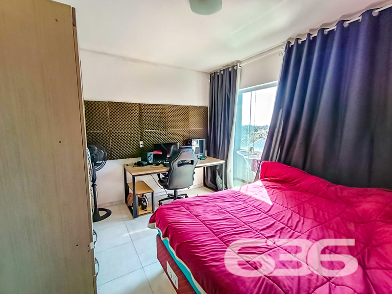 Se você está em busca de qualidade de vida e praticidade, esta é a oportunidade perfeita para realizar seu sonho de ter um lar em Joinville! Apresentamos um encantador apartamento à venda no bairro Comasa, oferecendo toda a modernidade e conforto necessários para você e sua família. Este imóvel, com uma área construída de 67,98 m², é a escolha ideal para quem deseja viver em um espaço acolhedor, funcional e bem localizado.
Situado em uma rua pavimentada e com acesso fácil às principais vias e transportes públicos, este apartamento destaca-se por sua comodidade e proximidade de serviços essenciais, como escolas, hospitais e comércio em geral. Além disso, está a apenas um passo de um dos bairros mais dinâmicos de Joinville, garantindo que você e sua família tenham tudo que precisam ao alcance de suas mãos.
Ao adentrar este imóvel, você será recebido por uma sala de estar integrada à sala de jantar, proporcionando um ambiente sofisticado e acolhedor para receber amigos e familiares. A cozinha é um convite à preparação de deliciosas refeições. Este apartamento também dispõe de dois dormitórios bem iluminados, perfeitos para criar um espaço de descanso e tranquilidade.
A área externa é um destaque à parte! Aqui, você encontrará uma sacada charmosa e uma churrasqueira, ideal para desfrutar de momentos de lazer e descontração. O imóvel é totalmente murado, garantindo a segurança e privacidade que você e sua família merecem. E para completar, conta com uma garagem coberta, portão eletrônico e a conveniência de conexão com internet por fibra.
A vida no Comasa oferece a combinação ideal de paz e conveniência urbana. Permite animais, o que é perfeito para os amantes de pets que desejam morar em um espaço que acolha todos os membros da família, inclusive os de quatro patas.
Não deixe passar esta oportunidade única de viver bem em Joinville.
636 NEGÓCIOS IMOBILIÁRIOS: A SUA MELHOR ESCOLHA
Com mais de 30 anos de experiência, a 636 Negócios Imobiliários é sua parceira ideal para encontrar o imóvel perfeito. Estamos prontos para ajudá-lo a fazer deste imóvel o seu novo lar.
Telefone: (47) 3451-0636
WhatsApp: (47) 99190-0636
Não perca esta oportunidade única. Visite nosso site para mais informações: i636.com.br