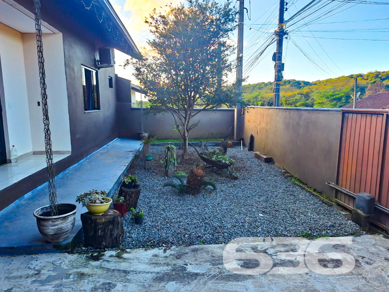Se você está à procura de um novo lar em um dos bairros mais acolhedores de Joinville, sua busca termina aqui! Apresentamos uma residência encantadora localizada no tranquilo bairro Parque Guarani, uma oportunidade perfeita para quem valoriza conforto, espaço e praticidade.

Esta casa térrea oferece uma área construída de 160,00 m², distribuída de maneira inteligente para maximizar o conforto e a funcionalidade de cada ambiente. Ao adentrar, você será recepcionado por uma sala de estar ampla, que se integra sutilmente com a copa e a cozinha conjugada, proporcionando um ambiente ideal para convívio familiar e recepção de amigos. A cozinha, além de espaçosa, já conta com móveis planejados, unindo beleza e praticidade para o seu dia a dia.

Com dois dormitórios confortáveis, incluindo uma suíte espaçosa e arejada, esta residência é ideal para famílias que buscam privacidade e tranquilidade. O banheiro social atende com eficiência o restante da casa, complementando o conforto do setor íntimo. Para aqueles momentos de lazer, o imóvel conta com uma agradável área de festas dotada de churrasqueira e fogão a lenha, perfeita para encontros e celebrações em família.

Uma característica notável deste imóvel é o seu terreno generoso de 360,00 m², com dimensões que garantem espaço para jardinagem ou ampliação futura, caso seja do seu interesse. A propriedade está completamente murada, assegurando privacidade e segurança. Conta ainda com duas vagas de garagem cobertas, protegendo seus veículos de intempéries.

A poucos passos de distância, você encontrará tudo o que precisa: vias de acesso, transporte público, escolas e serviços públicos essenciais, garantindo total praticidade para o seu cotidiano.

Além disso, a 636 Negócios Imobiliários, com sua vasta experiência, garante a segurança e a tranqüilidade na transação, assegurando que em breve você possa desfrutar do seu novo endereço sem preocupações.
 
636 NEGÓCIOS IMOBILIÁRIOS: A SUA MELHOR ESCOLHA
Com mais de 30 anos de experiência, a 636 Negócios Imobiliários é sua parceira ideal para encontrar o imóvel perfeito. Estamos prontos para ajudá-lo a fazer deste imóvel o seu novo lar.
 
Telefone: (47) 3451-0636
WhatsApp: (47) 99190-0636
 
Não perca esta oportunidade única. Visite nosso site para mais informações: i636.com.br