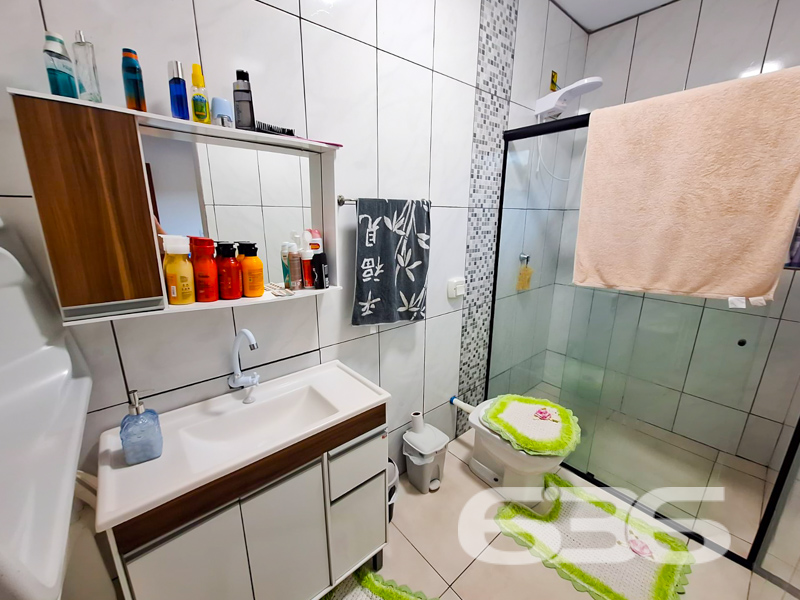 Se você está à procura de um novo lar em um dos bairros mais acolhedores de Joinville, sua busca termina aqui! Apresentamos uma residência encantadora localizada no tranquilo bairro Parque Guarani, uma oportunidade perfeita para quem valoriza conforto, espaço e praticidade.

Esta casa térrea oferece uma área construída de 160,00 m², distribuída de maneira inteligente para maximizar o conforto e a funcionalidade de cada ambiente. Ao adentrar, você será recepcionado por uma sala de estar ampla, que se integra sutilmente com a copa e a cozinha conjugada, proporcionando um ambiente ideal para convívio familiar e recepção de amigos. A cozinha, além de espaçosa, já conta com móveis planejados, unindo beleza e praticidade para o seu dia a dia.

Com dois dormitórios confortáveis, incluindo uma suíte espaçosa e arejada, esta residência é ideal para famílias que buscam privacidade e tranquilidade. O banheiro social atende com eficiência o restante da casa, complementando o conforto do setor íntimo. Para aqueles momentos de lazer, o imóvel conta com uma agradável área de festas dotada de churrasqueira e fogão a lenha, perfeita para encontros e celebrações em família.

Uma característica notável deste imóvel é o seu terreno generoso de 360,00 m², com dimensões que garantem espaço para jardinagem ou ampliação futura, caso seja do seu interesse. A propriedade está completamente murada, assegurando privacidade e segurança. Conta ainda com duas vagas de garagem cobertas, protegendo seus veículos de intempéries.

A poucos passos de distância, você encontrará tudo o que precisa: vias de acesso, transporte público, escolas e serviços públicos essenciais, garantindo total praticidade para o seu cotidiano.

Além disso, a 636 Negócios Imobiliários, com sua vasta experiência, garante a segurança e a tranqüilidade na transação, assegurando que em breve você possa desfrutar do seu novo endereço sem preocupações.
 
636 NEGÓCIOS IMOBILIÁRIOS: A SUA MELHOR ESCOLHA
Com mais de 30 anos de experiência, a 636 Negócios Imobiliários é sua parceira ideal para encontrar o imóvel perfeito. Estamos prontos para ajudá-lo a fazer deste imóvel o seu novo lar.
 
Telefone: (47) 3451-0636
WhatsApp: (47) 99190-0636
 
Não perca esta oportunidade única. Visite nosso site para mais informações: i636.com.br