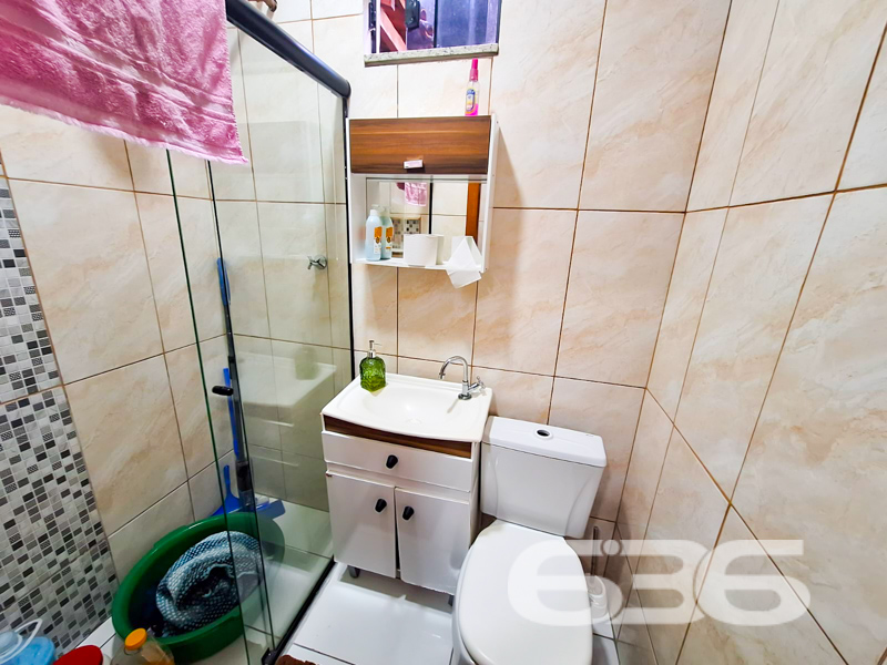 Se você está à procura de um novo lar em um dos bairros mais acolhedores de Joinville, sua busca termina aqui! Apresentamos uma residência encantadora localizada no tranquilo bairro Parque Guarani, uma oportunidade perfeita para quem valoriza conforto, espaço e praticidade.

Esta casa térrea oferece uma área construída de 160,00 m², distribuída de maneira inteligente para maximizar o conforto e a funcionalidade de cada ambiente. Ao adentrar, você será recepcionado por uma sala de estar ampla, que se integra sutilmente com a copa e a cozinha conjugada, proporcionando um ambiente ideal para convívio familiar e recepção de amigos. A cozinha, além de espaçosa, já conta com móveis planejados, unindo beleza e praticidade para o seu dia a dia.

Com dois dormitórios confortáveis, incluindo uma suíte espaçosa e arejada, esta residência é ideal para famílias que buscam privacidade e tranquilidade. O banheiro social atende com eficiência o restante da casa, complementando o conforto do setor íntimo. Para aqueles momentos de lazer, o imóvel conta com uma agradável área de festas dotada de churrasqueira e fogão a lenha, perfeita para encontros e celebrações em família.

Uma característica notável deste imóvel é o seu terreno generoso de 360,00 m², com dimensões que garantem espaço para jardinagem ou ampliação futura, caso seja do seu interesse. A propriedade está completamente murada, assegurando privacidade e segurança. Conta ainda com duas vagas de garagem cobertas, protegendo seus veículos de intempéries.

A poucos passos de distância, você encontrará tudo o que precisa: vias de acesso, transporte público, escolas e serviços públicos essenciais, garantindo total praticidade para o seu cotidiano.

Além disso, a 636 Negócios Imobiliários, com sua vasta experiência, garante a segurança e a tranqüilidade na transação, assegurando que em breve você possa desfrutar do seu novo endereço sem preocupações.
 
636 NEGÓCIOS IMOBILIÁRIOS: A SUA MELHOR ESCOLHA
Com mais de 30 anos de experiência, a 636 Negócios Imobiliários é sua parceira ideal para encontrar o imóvel perfeito. Estamos prontos para ajudá-lo a fazer deste imóvel o seu novo lar.
 
Telefone: (47) 3451-0636
WhatsApp: (47) 99190-0636
 
Não perca esta oportunidade única. Visite nosso site para mais informações: i636.com.br