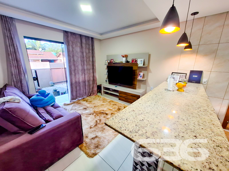 Se você está à procura de um novo lar em um dos bairros mais acolhedores de Joinville, sua busca termina aqui! Apresentamos uma residência encantadora localizada no tranquilo bairro Parque Guarani, uma oportunidade perfeita para quem valoriza conforto, espaço e praticidade.

Esta casa térrea oferece uma área construída de 160,00 m², distribuída de maneira inteligente para maximizar o conforto e a funcionalidade de cada ambiente. Ao adentrar, você será recepcionado por uma sala de estar ampla, que se integra sutilmente com a copa e a cozinha conjugada, proporcionando um ambiente ideal para convívio familiar e recepção de amigos. A cozinha, além de espaçosa, já conta com móveis planejados, unindo beleza e praticidade para o seu dia a dia.

Com dois dormitórios confortáveis, incluindo uma suíte espaçosa e arejada, esta residência é ideal para famílias que buscam privacidade e tranquilidade. O banheiro social atende com eficiência o restante da casa, complementando o conforto do setor íntimo. Para aqueles momentos de lazer, o imóvel conta com uma agradável área de festas dotada de churrasqueira e fogão a lenha, perfeita para encontros e celebrações em família.

Uma característica notável deste imóvel é o seu terreno generoso de 360,00 m², com dimensões que garantem espaço para jardinagem ou ampliação futura, caso seja do seu interesse. A propriedade está completamente murada, assegurando privacidade e segurança. Conta ainda com duas vagas de garagem cobertas, protegendo seus veículos de intempéries.

A poucos passos de distância, você encontrará tudo o que precisa: vias de acesso, transporte público, escolas e serviços públicos essenciais, garantindo total praticidade para o seu cotidiano.

Além disso, a 636 Negócios Imobiliários, com sua vasta experiência, garante a segurança e a tranqüilidade na transação, assegurando que em breve você possa desfrutar do seu novo endereço sem preocupações.
 
636 NEGÓCIOS IMOBILIÁRIOS: A SUA MELHOR ESCOLHA
Com mais de 30 anos de experiência, a 636 Negócios Imobiliários é sua parceira ideal para encontrar o imóvel perfeito. Estamos prontos para ajudá-lo a fazer deste imóvel o seu novo lar.
 
Telefone: (47) 3451-0636
WhatsApp: (47) 99190-0636
 
Não perca esta oportunidade única. Visite nosso site para mais informações: i636.com.br