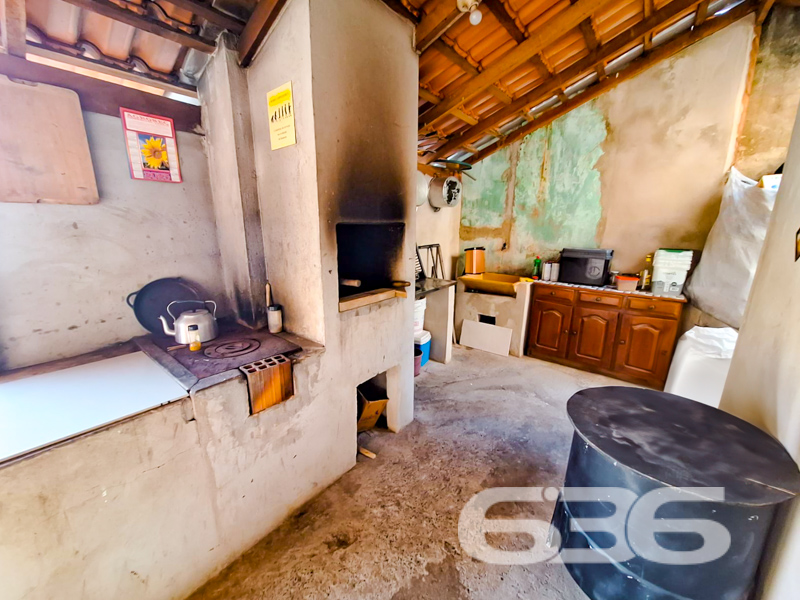 Se você está à procura de um novo lar em um dos bairros mais acolhedores de Joinville, sua busca termina aqui! Apresentamos uma residência encantadora localizada no tranquilo bairro Parque Guarani, uma oportunidade perfeita para quem valoriza conforto, espaço e praticidade.

Esta casa térrea oferece uma área construída de 160,00 m², distribuída de maneira inteligente para maximizar o conforto e a funcionalidade de cada ambiente. Ao adentrar, você será recepcionado por uma sala de estar ampla, que se integra sutilmente com a copa e a cozinha conjugada, proporcionando um ambiente ideal para convívio familiar e recepção de amigos. A cozinha, além de espaçosa, já conta com móveis planejados, unindo beleza e praticidade para o seu dia a dia.

Com dois dormitórios confortáveis, incluindo uma suíte espaçosa e arejada, esta residência é ideal para famílias que buscam privacidade e tranquilidade. O banheiro social atende com eficiência o restante da casa, complementando o conforto do setor íntimo. Para aqueles momentos de lazer, o imóvel conta com uma agradável área de festas dotada de churrasqueira e fogão a lenha, perfeita para encontros e celebrações em família.

Uma característica notável deste imóvel é o seu terreno generoso de 360,00 m², com dimensões que garantem espaço para jardinagem ou ampliação futura, caso seja do seu interesse. A propriedade está completamente murada, assegurando privacidade e segurança. Conta ainda com duas vagas de garagem cobertas, protegendo seus veículos de intempéries.

A poucos passos de distância, você encontrará tudo o que precisa: vias de acesso, transporte público, escolas e serviços públicos essenciais, garantindo total praticidade para o seu cotidiano.

Além disso, a 636 Negócios Imobiliários, com sua vasta experiência, garante a segurança e a tranqüilidade na transação, assegurando que em breve você possa desfrutar do seu novo endereço sem preocupações.
 
636 NEGÓCIOS IMOBILIÁRIOS: A SUA MELHOR ESCOLHA
Com mais de 30 anos de experiência, a 636 Negócios Imobiliários é sua parceira ideal para encontrar o imóvel perfeito. Estamos prontos para ajudá-lo a fazer deste imóvel o seu novo lar.
 
Telefone: (47) 3451-0636
WhatsApp: (47) 99190-0636
 
Não perca esta oportunidade única. Visite nosso site para mais informações: i636.com.br