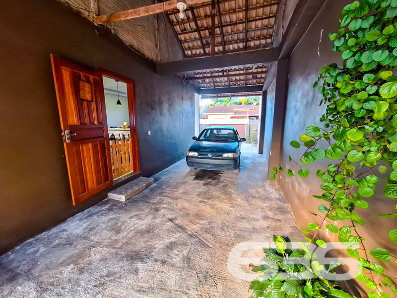 Se você está à procura de um novo lar em um dos bairros mais acolhedores de Joinville, sua busca termina aqui! Apresentamos uma residência encantadora localizada no tranquilo bairro Parque Guarani, uma oportunidade perfeita para quem valoriza conforto, espaço e praticidade.

Esta casa térrea oferece uma área construída de 160,00 m², distribuída de maneira inteligente para maximizar o conforto e a funcionalidade de cada ambiente. Ao adentrar, você será recepcionado por uma sala de estar ampla, que se integra sutilmente com a copa e a cozinha conjugada, proporcionando um ambiente ideal para convívio familiar e recepção de amigos. A cozinha, além de espaçosa, já conta com móveis planejados, unindo beleza e praticidade para o seu dia a dia.

Com dois dormitórios confortáveis, incluindo uma suíte espaçosa e arejada, esta residência é ideal para famílias que buscam privacidade e tranquilidade. O banheiro social atende com eficiência o restante da casa, complementando o conforto do setor íntimo. Para aqueles momentos de lazer, o imóvel conta com uma agradável área de festas dotada de churrasqueira e fogão a lenha, perfeita para encontros e celebrações em família.

Uma característica notável deste imóvel é o seu terreno generoso de 360,00 m², com dimensões que garantem espaço para jardinagem ou ampliação futura, caso seja do seu interesse. A propriedade está completamente murada, assegurando privacidade e segurança. Conta ainda com duas vagas de garagem cobertas, protegendo seus veículos de intempéries.

A poucos passos de distância, você encontrará tudo o que precisa: vias de acesso, transporte público, escolas e serviços públicos essenciais, garantindo total praticidade para o seu cotidiano.

Além disso, a 636 Negócios Imobiliários, com sua vasta experiência, garante a segurança e a tranqüilidade na transação, assegurando que em breve você possa desfrutar do seu novo endereço sem preocupações.
 
636 NEGÓCIOS IMOBILIÁRIOS: A SUA MELHOR ESCOLHA
Com mais de 30 anos de experiência, a 636 Negócios Imobiliários é sua parceira ideal para encontrar o imóvel perfeito. Estamos prontos para ajudá-lo a fazer deste imóvel o seu novo lar.
 
Telefone: (47) 3451-0636
WhatsApp: (47) 99190-0636
 
Não perca esta oportunidade única. Visite nosso site para mais informações: i636.com.br
