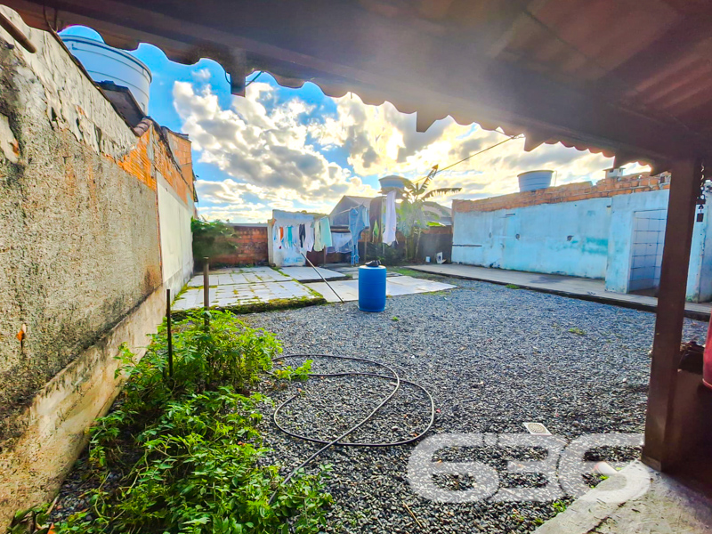 Se você está à procura de um novo lar em um dos bairros mais acolhedores de Joinville, sua busca termina aqui! Apresentamos uma residência encantadora localizada no tranquilo bairro Parque Guarani, uma oportunidade perfeita para quem valoriza conforto, espaço e praticidade.

Esta casa térrea oferece uma área construída de 160,00 m², distribuída de maneira inteligente para maximizar o conforto e a funcionalidade de cada ambiente. Ao adentrar, você será recepcionado por uma sala de estar ampla, que se integra sutilmente com a copa e a cozinha conjugada, proporcionando um ambiente ideal para convívio familiar e recepção de amigos. A cozinha, além de espaçosa, já conta com móveis planejados, unindo beleza e praticidade para o seu dia a dia.

Com dois dormitórios confortáveis, incluindo uma suíte espaçosa e arejada, esta residência é ideal para famílias que buscam privacidade e tranquilidade. O banheiro social atende com eficiência o restante da casa, complementando o conforto do setor íntimo. Para aqueles momentos de lazer, o imóvel conta com uma agradável área de festas dotada de churrasqueira e fogão a lenha, perfeita para encontros e celebrações em família.

Uma característica notável deste imóvel é o seu terreno generoso de 360,00 m², com dimensões que garantem espaço para jardinagem ou ampliação futura, caso seja do seu interesse. A propriedade está completamente murada, assegurando privacidade e segurança. Conta ainda com duas vagas de garagem cobertas, protegendo seus veículos de intempéries.

A poucos passos de distância, você encontrará tudo o que precisa: vias de acesso, transporte público, escolas e serviços públicos essenciais, garantindo total praticidade para o seu cotidiano.

Além disso, a 636 Negócios Imobiliários, com sua vasta experiência, garante a segurança e a tranqüilidade na transação, assegurando que em breve você possa desfrutar do seu novo endereço sem preocupações.
 
636 NEGÓCIOS IMOBILIÁRIOS: A SUA MELHOR ESCOLHA
Com mais de 30 anos de experiência, a 636 Negócios Imobiliários é sua parceira ideal para encontrar o imóvel perfeito. Estamos prontos para ajudá-lo a fazer deste imóvel o seu novo lar.
 
Telefone: (47) 3451-0636
WhatsApp: (47) 99190-0636
 
Não perca esta oportunidade única. Visite nosso site para mais informações: i636.com.br
