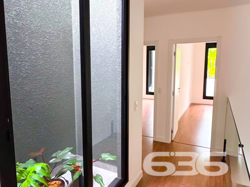 Apresentamos uma oportunidade imperdível para você que busca a residência dos sonhos: um sobrado geminado de alto padrão, localizado no prestigioso bairro Anita Garibaldi, em Joinville. Elegância, conforto e localização privilegiada são apenas algumas das qualidades deste imóvel, pronto para se transformar em seu novo lar.

Com uma área de 205,04 m², este sobrado moderno reúne espaços perfeitamente planejados para proporcionar o máximo conforto e praticidade. O imóvel exibe um design contemporâneo e acabamentos de qualidade superior, garantindo durabilidade e requinte.

O sobrado é composto por três amplas suítes, ideal para atender às necessidades de toda a família com privacidade e conforto. São quatro banheiros ao todo, incluindo os das suítes, que são verdadeiros refúgios de tranquilidade. O projeto contempla também três sacadas, proporcionando interação direta com o exterior e oferecendo uma iluminação natural incrível, além de uma ventilação cruzada que mantém o ambiente agradavelmente fresco.

A garagem possui espaço coberto para dois veículos, oferecendo segurança e praticidade para o seu dia a dia. Localizado em terreno plano de 175,00 m²,  o projeto respeita as melhores práticas de construção e otimiza cada metro quadrado disponível.

Este sobrado no bairro Anita Garibaldi coloca você no coração de Joinville, com proximidade a escolas, supermercados, áreas de lazer e um fácil acesso às principais vias da cidade, integrando tranquilidade residencial com a conveniência urbana.

Esta é a sua chance de adquirir um imóvel único, que combina localização excepcional com um espaço interno desenhado para o máximo conforto e funcionalidade. Não deixe passar essa oportunidade de ouro de fazer um investimento que agregue valor à sua vida. 
 
636 NEGÓCIOS IMOBILIÁRIOS: A SUA MELHOR ESCOLHA
Com mais de 30 anos de experiência, a 636 Negócios Imobiliários é sua parceira ideal para encontrar o imóvel perfeito. Estamos prontos para ajudá-lo a fazer deste imóvel o seu novo lar.
 
Telefone: (47) 3451-0636
WhatsApp: (47) 99190-0636
 
Não perca esta oportunidade única. Visite nosso site para mais informações: i636.com.br