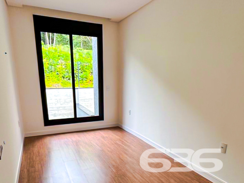 Apresentamos uma oportunidade imperdível para você que busca a residência dos sonhos: um sobrado geminado de alto padrão, localizado no prestigioso bairro Anita Garibaldi, em Joinville. Elegância, conforto e localização privilegiada são apenas algumas das qualidades deste imóvel, pronto para se transformar em seu novo lar.

Com uma área de 205,04 m², este sobrado moderno reúne espaços perfeitamente planejados para proporcionar o máximo conforto e praticidade. O imóvel exibe um design contemporâneo e acabamentos de qualidade superior, garantindo durabilidade e requinte.

O sobrado é composto por três amplas suítes, ideal para atender às necessidades de toda a família com privacidade e conforto. São quatro banheiros ao todo, incluindo os das suítes, que são verdadeiros refúgios de tranquilidade. O projeto contempla também três sacadas, proporcionando interação direta com o exterior e oferecendo uma iluminação natural incrível, além de uma ventilação cruzada que mantém o ambiente agradavelmente fresco.

A garagem possui espaço coberto para dois veículos, oferecendo segurança e praticidade para o seu dia a dia. Localizado em terreno plano de 175,00 m²,  o projeto respeita as melhores práticas de construção e otimiza cada metro quadrado disponível.

Este sobrado no bairro Anita Garibaldi coloca você no coração de Joinville, com proximidade a escolas, supermercados, áreas de lazer e um fácil acesso às principais vias da cidade, integrando tranquilidade residencial com a conveniência urbana.

Esta é a sua chance de adquirir um imóvel único, que combina localização excepcional com um espaço interno desenhado para o máximo conforto e funcionalidade. Não deixe passar essa oportunidade de ouro de fazer um investimento que agregue valor à sua vida. 
 
636 NEGÓCIOS IMOBILIÁRIOS: A SUA MELHOR ESCOLHA
Com mais de 30 anos de experiência, a 636 Negócios Imobiliários é sua parceira ideal para encontrar o imóvel perfeito. Estamos prontos para ajudá-lo a fazer deste imóvel o seu novo lar.
 
Telefone: (47) 3451-0636
WhatsApp: (47) 99190-0636
 
Não perca esta oportunidade única. Visite nosso site para mais informações: i636.com.br