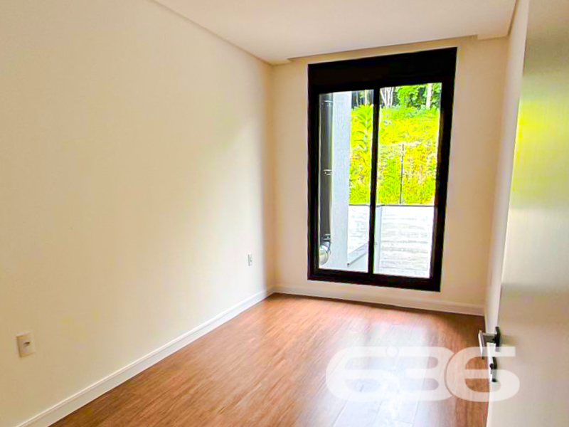 Apresentamos uma oportunidade imperdível para você que busca a residência dos sonhos: um sobrado geminado de alto padrão, localizado no prestigioso bairro Anita Garibaldi, em Joinville. Elegância, conforto e localização privilegiada são apenas algumas das qualidades deste imóvel, pronto para se transformar em seu novo lar.

Com uma área de 205,04 m², este sobrado moderno reúne espaços perfeitamente planejados para proporcionar o máximo conforto e praticidade. O imóvel exibe um design contemporâneo e acabamentos de qualidade superior, garantindo durabilidade e requinte.

O sobrado é composto por três amplas suítes, ideal para atender às necessidades de toda a família com privacidade e conforto. São quatro banheiros ao todo, incluindo os das suítes, que são verdadeiros refúgios de tranquilidade. O projeto contempla também três sacadas, proporcionando interação direta com o exterior e oferecendo uma iluminação natural incrível, além de uma ventilação cruzada que mantém o ambiente agradavelmente fresco.

A garagem possui espaço coberto para dois veículos, oferecendo segurança e praticidade para o seu dia a dia. Localizado em terreno plano de 175,00 m²,  o projeto respeita as melhores práticas de construção e otimiza cada metro quadrado disponível.

Este sobrado no bairro Anita Garibaldi coloca você no coração de Joinville, com proximidade a escolas, supermercados, áreas de lazer e um fácil acesso às principais vias da cidade, integrando tranquilidade residencial com a conveniência urbana.

Esta é a sua chance de adquirir um imóvel único, que combina localização excepcional com um espaço interno desenhado para o máximo conforto e funcionalidade. Não deixe passar essa oportunidade de ouro de fazer um investimento que agregue valor à sua vida. 
 
636 NEGÓCIOS IMOBILIÁRIOS: A SUA MELHOR ESCOLHA
Com mais de 30 anos de experiência, a 636 Negócios Imobiliários é sua parceira ideal para encontrar o imóvel perfeito. Estamos prontos para ajudá-lo a fazer deste imóvel o seu novo lar.
 
Telefone: (47) 3451-0636
WhatsApp: (47) 99190-0636
 
Não perca esta oportunidade única. Visite nosso site para mais informações: i636.com.br