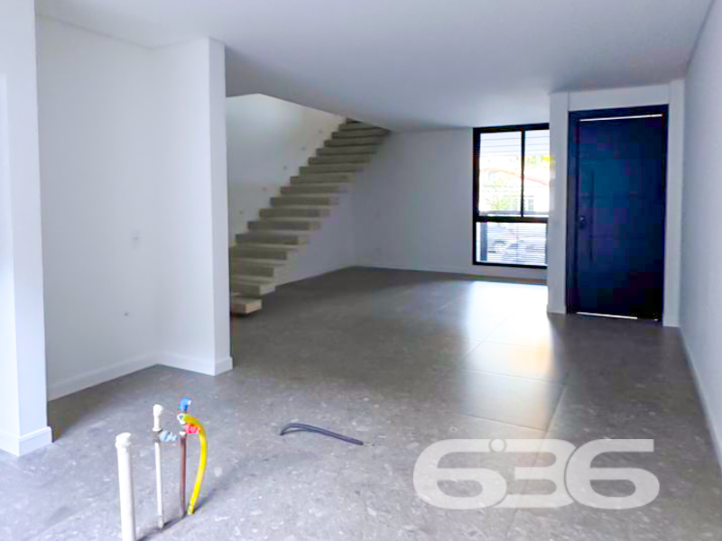Apresentamos uma oportunidade imperdível para você que busca a residência dos sonhos: um sobrado geminado de alto padrão, localizado no prestigioso bairro Anita Garibaldi, em Joinville. Elegância, conforto e localização privilegiada são apenas algumas das qualidades deste imóvel, pronto para se transformar em seu novo lar.

Com uma área de 205,04 m², este sobrado moderno reúne espaços perfeitamente planejados para proporcionar o máximo conforto e praticidade. O imóvel exibe um design contemporâneo e acabamentos de qualidade superior, garantindo durabilidade e requinte.

O sobrado é composto por três amplas suítes, ideal para atender às necessidades de toda a família com privacidade e conforto. São quatro banheiros ao todo, incluindo os das suítes, que são verdadeiros refúgios de tranquilidade. O projeto contempla também três sacadas, proporcionando interação direta com o exterior e oferecendo uma iluminação natural incrível, além de uma ventilação cruzada que mantém o ambiente agradavelmente fresco.

A garagem possui espaço coberto para dois veículos, oferecendo segurança e praticidade para o seu dia a dia. Localizado em terreno plano de 175,00 m²,  o projeto respeita as melhores práticas de construção e otimiza cada metro quadrado disponível.

Este sobrado no bairro Anita Garibaldi coloca você no coração de Joinville, com proximidade a escolas, supermercados, áreas de lazer e um fácil acesso às principais vias da cidade, integrando tranquilidade residencial com a conveniência urbana.

Esta é a sua chance de adquirir um imóvel único, que combina localização excepcional com um espaço interno desenhado para o máximo conforto e funcionalidade. Não deixe passar essa oportunidade de ouro de fazer um investimento que agregue valor à sua vida. 
 
636 NEGÓCIOS IMOBILIÁRIOS: A SUA MELHOR ESCOLHA
Com mais de 30 anos de experiência, a 636 Negócios Imobiliários é sua parceira ideal para encontrar o imóvel perfeito. Estamos prontos para ajudá-lo a fazer deste imóvel o seu novo lar.
 
Telefone: (47) 3451-0636
WhatsApp: (47) 99190-0636
 
Não perca esta oportunidade única. Visite nosso site para mais informações: i636.com.br