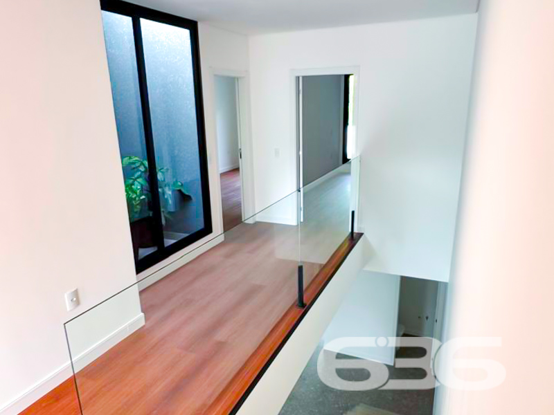 Apresentamos uma oportunidade imperdível para você que busca a residência dos sonhos: um sobrado geminado de alto padrão, localizado no prestigioso bairro Anita Garibaldi, em Joinville. Elegância, conforto e localização privilegiada são apenas algumas das qualidades deste imóvel, pronto para se transformar em seu novo lar.

Com uma área de 205,04 m², este sobrado moderno reúne espaços perfeitamente planejados para proporcionar o máximo conforto e praticidade. O imóvel exibe um design contemporâneo e acabamentos de qualidade superior, garantindo durabilidade e requinte.

O sobrado é composto por três amplas suítes, ideal para atender às necessidades de toda a família com privacidade e conforto. São quatro banheiros ao todo, incluindo os das suítes, que são verdadeiros refúgios de tranquilidade. O projeto contempla também três sacadas, proporcionando interação direta com o exterior e oferecendo uma iluminação natural incrível, além de uma ventilação cruzada que mantém o ambiente agradavelmente fresco.

A garagem possui espaço coberto para dois veículos, oferecendo segurança e praticidade para o seu dia a dia. Localizado em terreno plano de 175,00 m²,  o projeto respeita as melhores práticas de construção e otimiza cada metro quadrado disponível.

Este sobrado no bairro Anita Garibaldi coloca você no coração de Joinville, com proximidade a escolas, supermercados, áreas de lazer e um fácil acesso às principais vias da cidade, integrando tranquilidade residencial com a conveniência urbana.

Esta é a sua chance de adquirir um imóvel único, que combina localização excepcional com um espaço interno desenhado para o máximo conforto e funcionalidade. Não deixe passar essa oportunidade de ouro de fazer um investimento que agregue valor à sua vida. 
 
636 NEGÓCIOS IMOBILIÁRIOS: A SUA MELHOR ESCOLHA
Com mais de 30 anos de experiência, a 636 Negócios Imobiliários é sua parceira ideal para encontrar o imóvel perfeito. Estamos prontos para ajudá-lo a fazer deste imóvel o seu novo lar.
 
Telefone: (47) 3451-0636
WhatsApp: (47) 99190-0636
 
Não perca esta oportunidade única. Visite nosso site para mais informações: i636.com.br