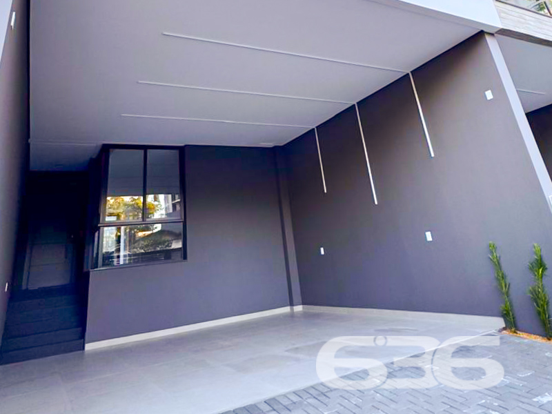 Apresentamos uma oportunidade imperdível para você que busca a residência dos sonhos: um sobrado geminado de alto padrão, localizado no prestigioso bairro Anita Garibaldi, em Joinville. Elegância, conforto e localização privilegiada são apenas algumas das qualidades deste imóvel, pronto para se transformar em seu novo lar.

Com uma área de 205,04 m², este sobrado moderno reúne espaços perfeitamente planejados para proporcionar o máximo conforto e praticidade. O imóvel exibe um design contemporâneo e acabamentos de qualidade superior, garantindo durabilidade e requinte.

O sobrado é composto por três amplas suítes, ideal para atender às necessidades de toda a família com privacidade e conforto. São quatro banheiros ao todo, incluindo os das suítes, que são verdadeiros refúgios de tranquilidade. O projeto contempla também três sacadas, proporcionando interação direta com o exterior e oferecendo uma iluminação natural incrível, além de uma ventilação cruzada que mantém o ambiente agradavelmente fresco.

A garagem possui espaço coberto para dois veículos, oferecendo segurança e praticidade para o seu dia a dia. Localizado em terreno plano de 175,00 m²,  o projeto respeita as melhores práticas de construção e otimiza cada metro quadrado disponível.

Este sobrado no bairro Anita Garibaldi coloca você no coração de Joinville, com proximidade a escolas, supermercados, áreas de lazer e um fácil acesso às principais vias da cidade, integrando tranquilidade residencial com a conveniência urbana.

Esta é a sua chance de adquirir um imóvel único, que combina localização excepcional com um espaço interno desenhado para o máximo conforto e funcionalidade. Não deixe passar essa oportunidade de ouro de fazer um investimento que agregue valor à sua vida. 
 
636 NEGÓCIOS IMOBILIÁRIOS: A SUA MELHOR ESCOLHA
Com mais de 30 anos de experiência, a 636 Negócios Imobiliários é sua parceira ideal para encontrar o imóvel perfeito. Estamos prontos para ajudá-lo a fazer deste imóvel o seu novo lar.
 
Telefone: (47) 3451-0636
WhatsApp: (47) 99190-0636
 
Não perca esta oportunidade única. Visite nosso site para mais informações: i636.com.br