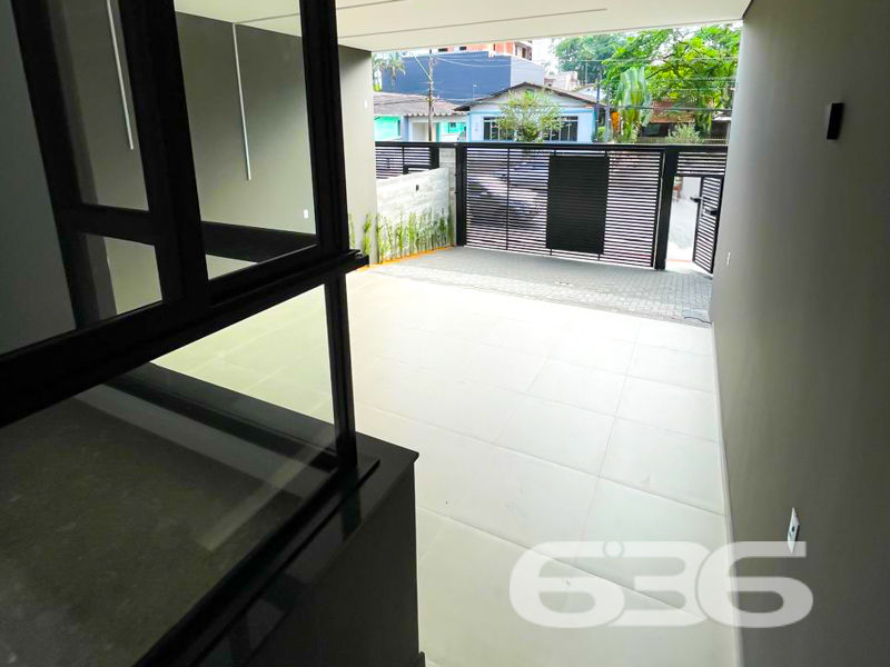 Apresentamos uma oportunidade imperdível para você que busca a residência dos sonhos: um sobrado geminado de alto padrão, localizado no prestigioso bairro Anita Garibaldi, em Joinville. Elegância, conforto e localização privilegiada são apenas algumas das qualidades deste imóvel, pronto para se transformar em seu novo lar.

Com uma área de 205,04 m², este sobrado moderno reúne espaços perfeitamente planejados para proporcionar o máximo conforto e praticidade. O imóvel exibe um design contemporâneo e acabamentos de qualidade superior, garantindo durabilidade e requinte.

O sobrado é composto por três amplas suítes, ideal para atender às necessidades de toda a família com privacidade e conforto. São quatro banheiros ao todo, incluindo os das suítes, que são verdadeiros refúgios de tranquilidade. O projeto contempla também três sacadas, proporcionando interação direta com o exterior e oferecendo uma iluminação natural incrível, além de uma ventilação cruzada que mantém o ambiente agradavelmente fresco.

A garagem possui espaço coberto para dois veículos, oferecendo segurança e praticidade para o seu dia a dia. Localizado em terreno plano de 175,00 m²,  o projeto respeita as melhores práticas de construção e otimiza cada metro quadrado disponível.

Este sobrado no bairro Anita Garibaldi coloca você no coração de Joinville, com proximidade a escolas, supermercados, áreas de lazer e um fácil acesso às principais vias da cidade, integrando tranquilidade residencial com a conveniência urbana.

Esta é a sua chance de adquirir um imóvel único, que combina localização excepcional com um espaço interno desenhado para o máximo conforto e funcionalidade. Não deixe passar essa oportunidade de ouro de fazer um investimento que agregue valor à sua vida. 
 
636 NEGÓCIOS IMOBILIÁRIOS: A SUA MELHOR ESCOLHA
Com mais de 30 anos de experiência, a 636 Negócios Imobiliários é sua parceira ideal para encontrar o imóvel perfeito. Estamos prontos para ajudá-lo a fazer deste imóvel o seu novo lar.
 
Telefone: (47) 3451-0636
WhatsApp: (47) 99190-0636
 
Não perca esta oportunidade única. Visite nosso site para mais informações: i636.com.br