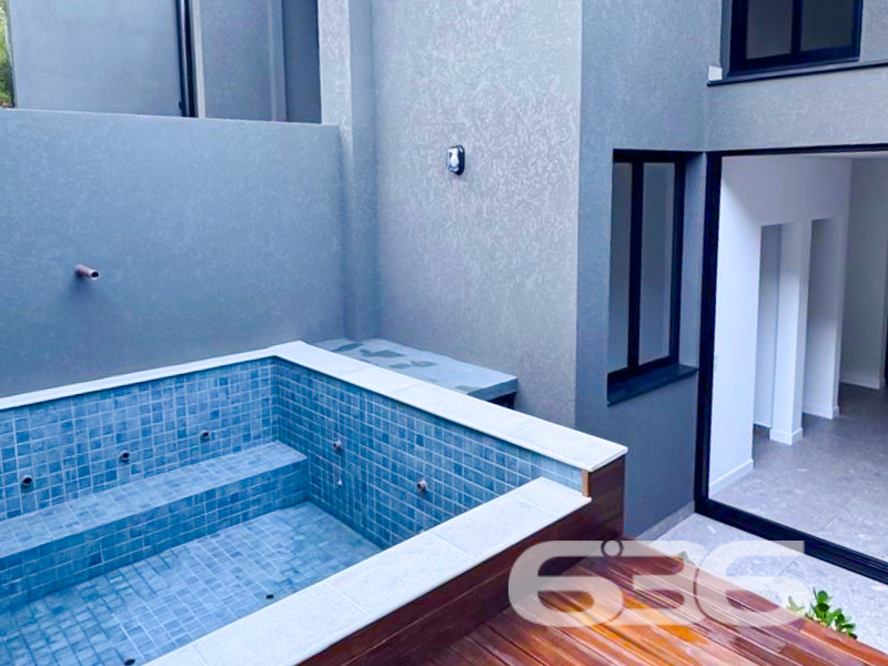 Apresentamos uma oportunidade imperdível para você que busca a residência dos sonhos: um sobrado geminado de alto padrão, localizado no prestigioso bairro Anita Garibaldi, em Joinville. Elegância, conforto e localização privilegiada são apenas algumas das qualidades deste imóvel, pronto para se transformar em seu novo lar.

Com uma área de 205,04 m², este sobrado moderno reúne espaços perfeitamente planejados para proporcionar o máximo conforto e praticidade. O imóvel exibe um design contemporâneo e acabamentos de qualidade superior, garantindo durabilidade e requinte.

O sobrado é composto por três amplas suítes, ideal para atender às necessidades de toda a família com privacidade e conforto. São quatro banheiros ao todo, incluindo os das suítes, que são verdadeiros refúgios de tranquilidade. O projeto contempla também três sacadas, proporcionando interação direta com o exterior e oferecendo uma iluminação natural incrível, além de uma ventilação cruzada que mantém o ambiente agradavelmente fresco.

A garagem possui espaço coberto para dois veículos, oferecendo segurança e praticidade para o seu dia a dia. Localizado em terreno plano de 175,00 m²,  o projeto respeita as melhores práticas de construção e otimiza cada metro quadrado disponível.

Este sobrado no bairro Anita Garibaldi coloca você no coração de Joinville, com proximidade a escolas, supermercados, áreas de lazer e um fácil acesso às principais vias da cidade, integrando tranquilidade residencial com a conveniência urbana.

Esta é a sua chance de adquirir um imóvel único, que combina localização excepcional com um espaço interno desenhado para o máximo conforto e funcionalidade. Não deixe passar essa oportunidade de ouro de fazer um investimento que agregue valor à sua vida. 
 
636 NEGÓCIOS IMOBILIÁRIOS: A SUA MELHOR ESCOLHA
Com mais de 30 anos de experiência, a 636 Negócios Imobiliários é sua parceira ideal para encontrar o imóvel perfeito. Estamos prontos para ajudá-lo a fazer deste imóvel o seu novo lar.
 
Telefone: (47) 3451-0636
WhatsApp: (47) 99190-0636
 
Não perca esta oportunidade única. Visite nosso site para mais informações: i636.com.br
