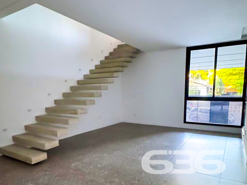 Apresentamos uma oportunidade imperdível para você que busca a residência dos sonhos: um sobrado geminado de alto padrão, localizado no prestigioso bairro Anita Garibaldi, em Joinville. Elegância, conforto e localização privilegiada são apenas algumas das qualidades deste imóvel, pronto para se transformar em seu novo lar.

Com uma área de 205,04 m², este sobrado moderno reúne espaços perfeitamente planejados para proporcionar o máximo conforto e praticidade. O imóvel exibe um design contemporâneo e acabamentos de qualidade superior, garantindo durabilidade e requinte.

O sobrado é composto por três amplas suítes, ideal para atender às necessidades de toda a família com privacidade e conforto. São quatro banheiros ao todo, incluindo os das suítes, que são verdadeiros refúgios de tranquilidade. O projeto contempla também três sacadas, proporcionando interação direta com o exterior e oferecendo uma iluminação natural incrível, além de uma ventilação cruzada que mantém o ambiente agradavelmente fresco.

A garagem possui espaço coberto para dois veículos, oferecendo segurança e praticidade para o seu dia a dia. Localizado em terreno plano de 175,00 m²,  o projeto respeita as melhores práticas de construção e otimiza cada metro quadrado disponível.

Este sobrado no bairro Anita Garibaldi coloca você no coração de Joinville, com proximidade a escolas, supermercados, áreas de lazer e um fácil acesso às principais vias da cidade, integrando tranquilidade residencial com a conveniência urbana.

Esta é a sua chance de adquirir um imóvel único, que combina localização excepcional com um espaço interno desenhado para o máximo conforto e funcionalidade. Não deixe passar essa oportunidade de ouro de fazer um investimento que agregue valor à sua vida. 
 
636 NEGÓCIOS IMOBILIÁRIOS: A SUA MELHOR ESCOLHA
Com mais de 30 anos de experiência, a 636 Negócios Imobiliários é sua parceira ideal para encontrar o imóvel perfeito. Estamos prontos para ajudá-lo a fazer deste imóvel o seu novo lar.
 
Telefone: (47) 3451-0636
WhatsApp: (47) 99190-0636
 
Não perca esta oportunidade única. Visite nosso site para mais informações: i636.com.br