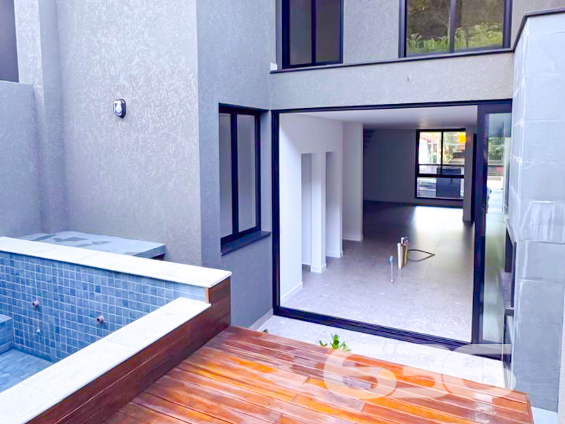 Apresentamos uma oportunidade imperdível para você que busca a residência dos sonhos: um sobrado geminado de alto padrão, localizado no prestigioso bairro Anita Garibaldi, em Joinville. Elegância, conforto e localização privilegiada são apenas algumas das qualidades deste imóvel, pronto para se transformar em seu novo lar.

Com uma área de 205,04 m², este sobrado moderno reúne espaços perfeitamente planejados para proporcionar o máximo conforto e praticidade. O imóvel exibe um design contemporâneo e acabamentos de qualidade superior, garantindo durabilidade e requinte.

O sobrado é composto por três amplas suítes, ideal para atender às necessidades de toda a família com privacidade e conforto. São quatro banheiros ao todo, incluindo os das suítes, que são verdadeiros refúgios de tranquilidade. O projeto contempla também três sacadas, proporcionando interação direta com o exterior e oferecendo uma iluminação natural incrível, além de uma ventilação cruzada que mantém o ambiente agradavelmente fresco.

A garagem possui espaço coberto para dois veículos, oferecendo segurança e praticidade para o seu dia a dia. Localizado em terreno plano de 175,00 m²,  o projeto respeita as melhores práticas de construção e otimiza cada metro quadrado disponível.

Este sobrado no bairro Anita Garibaldi coloca você no coração de Joinville, com proximidade a escolas, supermercados, áreas de lazer e um fácil acesso às principais vias da cidade, integrando tranquilidade residencial com a conveniência urbana.

Esta é a sua chance de adquirir um imóvel único, que combina localização excepcional com um espaço interno desenhado para o máximo conforto e funcionalidade. Não deixe passar essa oportunidade de ouro de fazer um investimento que agregue valor à sua vida. 
 
636 NEGÓCIOS IMOBILIÁRIOS: A SUA MELHOR ESCOLHA
Com mais de 30 anos de experiência, a 636 Negócios Imobiliários é sua parceira ideal para encontrar o imóvel perfeito. Estamos prontos para ajudá-lo a fazer deste imóvel o seu novo lar.
 
Telefone: (47) 3451-0636
WhatsApp: (47) 99190-0636
 
Não perca esta oportunidade única. Visite nosso site para mais informações: i636.com.br
