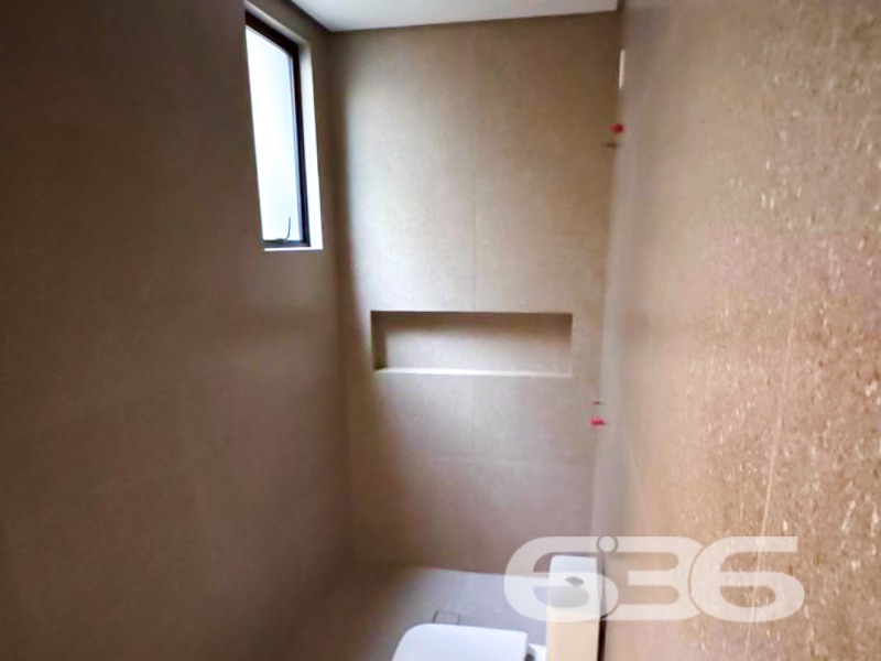 Apresentamos uma oportunidade imperdível para você que busca a residência dos sonhos: um sobrado geminado de alto padrão, localizado no prestigioso bairro Anita Garibaldi, em Joinville. Elegância, conforto e localização privilegiada são apenas algumas das qualidades deste imóvel, pronto para se transformar em seu novo lar.

Com uma área de 205,04 m², este sobrado moderno reúne espaços perfeitamente planejados para proporcionar o máximo conforto e praticidade. O imóvel exibe um design contemporâneo e acabamentos de qualidade superior, garantindo durabilidade e requinte.

O sobrado é composto por três amplas suítes, ideal para atender às necessidades de toda a família com privacidade e conforto. São quatro banheiros ao todo, incluindo os das suítes, que são verdadeiros refúgios de tranquilidade. O projeto contempla também três sacadas, proporcionando interação direta com o exterior e oferecendo uma iluminação natural incrível, além de uma ventilação cruzada que mantém o ambiente agradavelmente fresco.

A garagem possui espaço coberto para dois veículos, oferecendo segurança e praticidade para o seu dia a dia. Localizado em terreno plano de 175,00 m²,  o projeto respeita as melhores práticas de construção e otimiza cada metro quadrado disponível.

Este sobrado no bairro Anita Garibaldi coloca você no coração de Joinville, com proximidade a escolas, supermercados, áreas de lazer e um fácil acesso às principais vias da cidade, integrando tranquilidade residencial com a conveniência urbana.

Esta é a sua chance de adquirir um imóvel único, que combina localização excepcional com um espaço interno desenhado para o máximo conforto e funcionalidade. Não deixe passar essa oportunidade de ouro de fazer um investimento que agregue valor à sua vida. 
 
636 NEGÓCIOS IMOBILIÁRIOS: A SUA MELHOR ESCOLHA
Com mais de 30 anos de experiência, a 636 Negócios Imobiliários é sua parceira ideal para encontrar o imóvel perfeito. Estamos prontos para ajudá-lo a fazer deste imóvel o seu novo lar.
 
Telefone: (47) 3451-0636
WhatsApp: (47) 99190-0636
 
Não perca esta oportunidade única. Visite nosso site para mais informações: i636.com.br