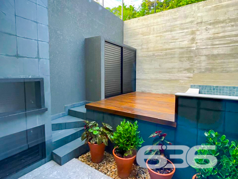 Viva a experiência única de morar no que há de melhor em Joinville!

Apresentamos uma verdadeira joia imobiliária da 636 Negócios Imobiliários: um sobrado geminado, localizado no prestigiado bairro Anita Garibaldi, em Joinville, SC. Este imóvel oferece uma combinação perfeita de conforto, elegância e praticidade, pensado para atender todas as suas necessidades.

Com uma área construída de 162,05 m², este sobrado destaca-se por sua arquitetura moderna e funcional. Ao entrar, você é recebido por um amplo e iluminado ambiente que integra a sala de estar e a cozinha, proporcionando um espaço ideal para momentos inesquecíveis com a família e amigos. Com três sacadas estrategicamente posicionadas, desfrute da luz natural e da brisa suave que apenas uma região privilegiada pode oferecer.

A residência conta com dois dormitórios, sendo uma suíte master planejada para seu conforto e privacidade. Os três banheiros, distribuídos de maneira conveniente pelo imóvel, são equipados com acabamentos modernos e de alta qualidade. Além disso, a garagem coberta para dois veículos garante segurança e facilidade para o seu dia a dia.

Situado em uma área tranquila e de fácil acesso, o sobrado fica próximo a diversos serviços essenciais, como escolas, supermercados e áreas de lazer, oferecendo toda a praticidade que você e sua família merecem.

Aproveite a oportunidade de viver em grande estilo em uma das cidades mais progressistas de Santa Catarina. Este imóvel está pronto para receber seu toque pessoal e se transformar no cenário dos seus melhores momentos.

Entre em contato com a 636 Negócios Imobiliários e agende uma visita. Garanta já o seu lar dos sonhos!
 
636 NEGÓCIOS IMOBILIÁRIOS: A SUA MELHOR ESCOLHA
Com mais de 30 anos de experiência, a 636 Negócios Imobiliários é sua parceira ideal para encontrar o imóvel perfeito. Estamos prontos para ajudá-lo a fazer deste imóvel o seu novo lar.
 
Telefone: (47) 3451-0636
WhatsApp: (47) 99190-0636
 
Não perca esta oportunidade única. Visite nosso site para mais informações: i636.com.br