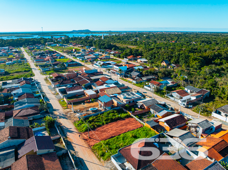 Descubra o seu novo investimento em Balneário Barra do Sul: Terreno Exclusivo no Bairro Pinheiros!
Se você está à procura de uma oportunidade única para adquirir um terreno em uma das regiões mais promissoras de Santa Catarina, apresentamos a você este incrível lote localizado no charmoso bairro Pinheiros, em Balneário Barra do Sul. Esta é a sua chance de investir em um imóvel que oferece qualidade de vida, tranquilidade e um excelente potencial de valorização.
Destaques e Benefícios:
Imagine construir a casa dos seus sonhos ou investir em um empreendimento lucrativo em uma região que está em constante crescimento.
Balneário Barra do Sul é conhecido por sua beleza natural, praias encantadoras e um clima acolhedor. Além disso, o bairro Pinheiros está em pleno desenvolvimento, oferecendo uma excelente infraestrutura com escolas, comércios locais e fácil acesso às vias principais da cidade.
Por que Investir Aqui?
Com uma localização estratégica no litoral catarinense, este terreno reúne todas as qualidades que um investidor cuidadoso procura: potencial de valorização, proximidade com pontos turísticos e um ambiente seguro e convidativo. Perfeito tanto para projetos residenciais quanto comerciais, este é um investimento que combina versatilidade e retorno garantido.
Não perca a oportunidade de fazer parte de uma comunidade vibrante e em expansão. Transforme este terreno no alicerce do seu sucesso pessoal ou profissional. Entre em contato agora com a 636 Negócios Imobiliários para mais informações e agendamento de visitas.
Seu próximo grande investimento começa aqui!
636 NEGÓCIOS IMOBILIÁRIOS: A SUA MELHOR ESCOLHA
Com mais de 30 anos de experiência, a 636 Negócios Imobiliários é sua parceira ideal para encontrar o imóvel perfeito. Estamos prontos para ajudá-lo a fazer deste imóvel o seu novo lar.
Telefone: (47) 3451-0636
WhatsApp: (47) 99190-0636
Não perca esta oportunidade única. Visite nosso site para mais informações: i636.com.br