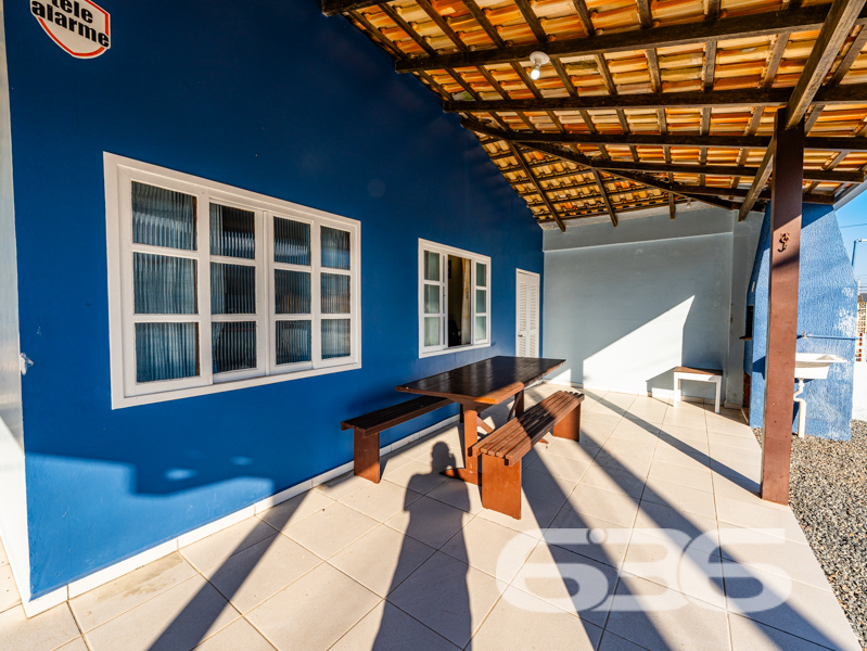 Você está prestes a descobrir uma residência maravilhosa em São Francisco do Sul - SC, a poucos passos das praias deslumbrantes da região. Apresentamos este incrível sobrado no bairro Ubatuba, um local privilegiado que promete não apenas as mais belas vistas da natureza, mas também uma ligação incomparável com o sossego e o lazer.
Com uma área espaçosa e bem planejada de 400m², este imóvel deslumbrante está situado em um terreno de 276m². Suas dimensões generosas e arquitetura funcional possibilitam um vasto leque de opções de uso, ideal tanto para uma moradia confortável como para um investimento promissor. A casa principal à frente dispõe de 4 dormitórios aconchegantes, dois banheiros modernos, sala de estar separada, uma cozinha prática e uma varanda encantadora, além de uma garagem coberta para dois veículos, com espaço adicional para até três carros na área descoberta.
Ao adentrar o sobrado, você se maravilhará com a disposição inteligente dos espaços: no térreo, uma sala acolhedora, cozinha ampla, lavanderia e banheiros. No andar superior, uma suíte privativa e dois espaçosos dormitórios proporcionam conforto extra. As varandas são um convite diário para apreciar vistas deslumbrantes do nascer e pôr do sol.
Além de suas características internas marcantes, esta residência também inclui um jardim encantador, área de festas perfeita para receber amigos e familiares, churrasqueira para o churrasco de domingo, e um charmoso gazebo para momentos de relaxamento. E para os amantes de tecnologia, a conexão por fibra ótica garante que você esteja sempre conectado, seja para trabalho ou lazer.
A localização é um ponto forte deste imóvel – situado a apenas 500 metros da paradisíaca praia de Ubatuba, o acesso é facilitado por ruas pavimentadas, e a proximidade com escolas, hospitais e serviços públicos essenciais acrescenta ainda mais conveniência ao dia a dia.
Esta é a sua chance de possuir um pedaço do paraíso, onde o conforto, a beleza e a funcionalidade se encontram. Entre em contato agora com a 636 Negócios Imobiliários e agende uma visita para conhecer esta joia única no coração de São Francisco do Sul.
636 NEGÓCIOS IMOBILIÁRIOS: A SUA MELHOR ESCOLHA
Com mais de 30 anos de experiência, a 636 Negócios Imobiliários é sua parceira ideal para encontrar o imóvel perfeito. Estamos prontos para ajudá-lo a fazer deste imóvel o seu novo lar.
Telefone: (47) 3451-0636
WhatsApp: (47) 99190-0636
Não perca esta oportunidade única. Visite nosso site para mais informações: i636.com.br